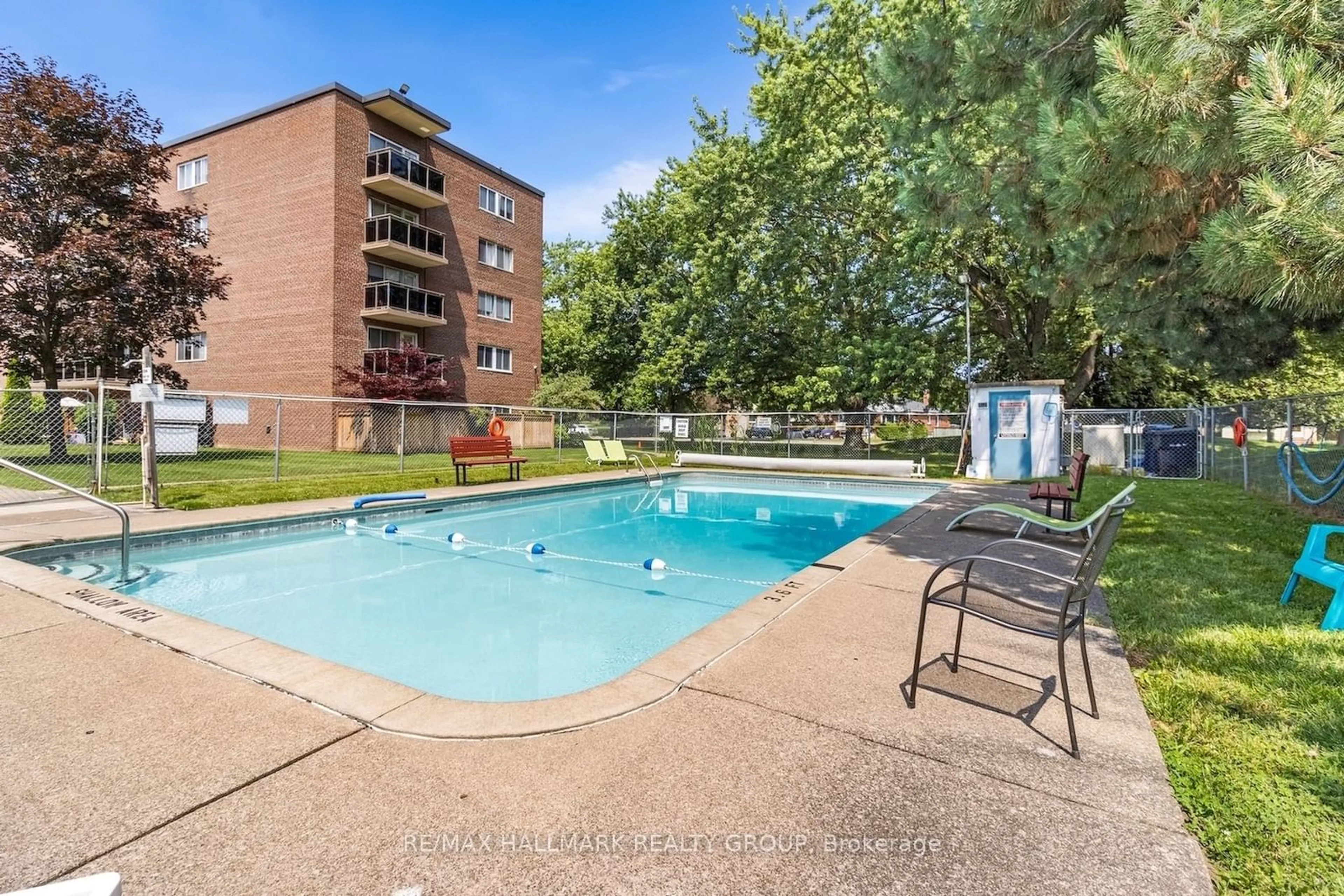 Indoor or outdoor pool for 198 Scott St #404, St. Catharines Ontario L2N 5T3