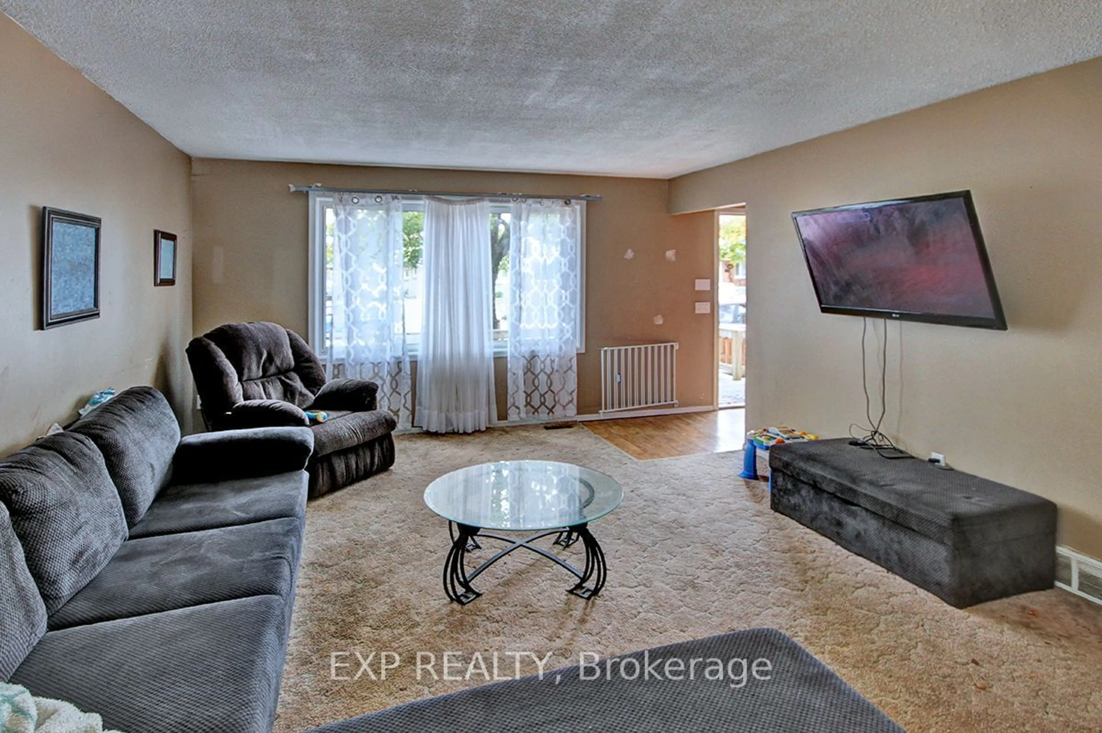 Living room, wood floors for 346 Trudeau Dr, Sarnia Ontario N7S 4K7