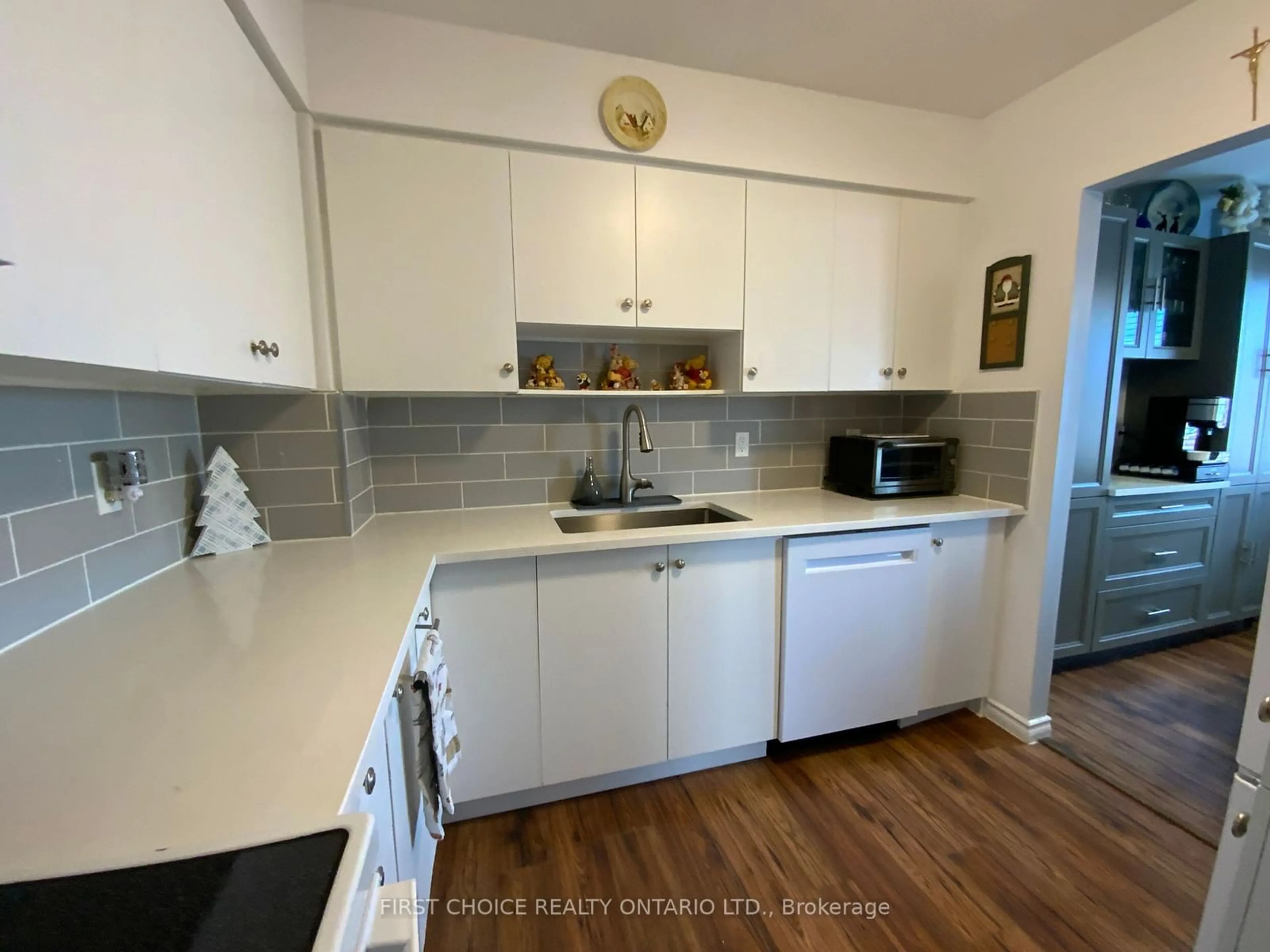 Standard kitchen, wood floors for 2044 Arrowsmith Dr #408C, Beacon Hill North - South and Area Ontario K1J 7V8