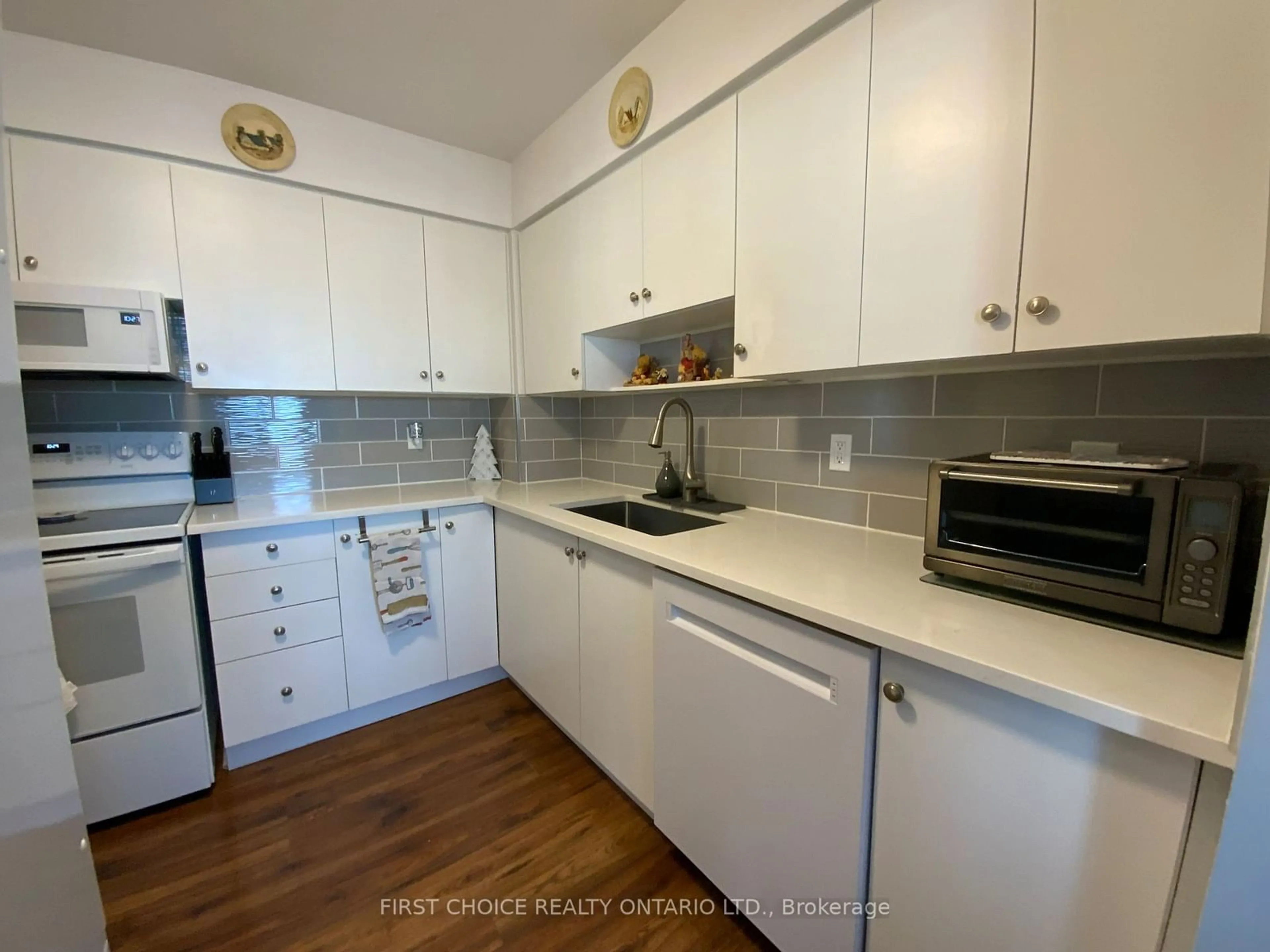 Standard kitchen, wood floors for 2044 Arrowsmith Dr #408C, Beacon Hill North - South and Area Ontario K1J 7V8