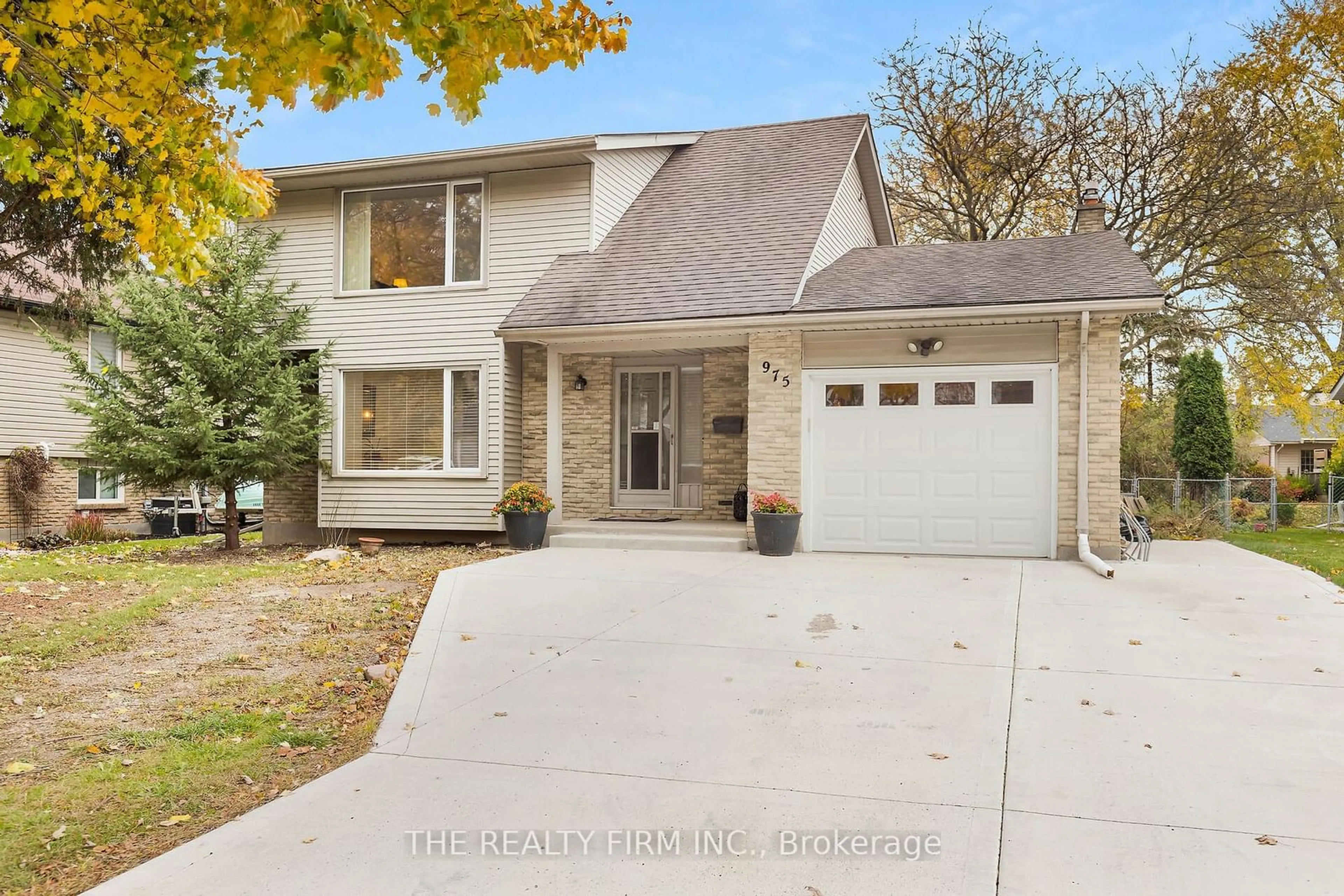 Frontside or backside of a home, the street view for 975 Farnham Pl, London Ontario N6K 1S8