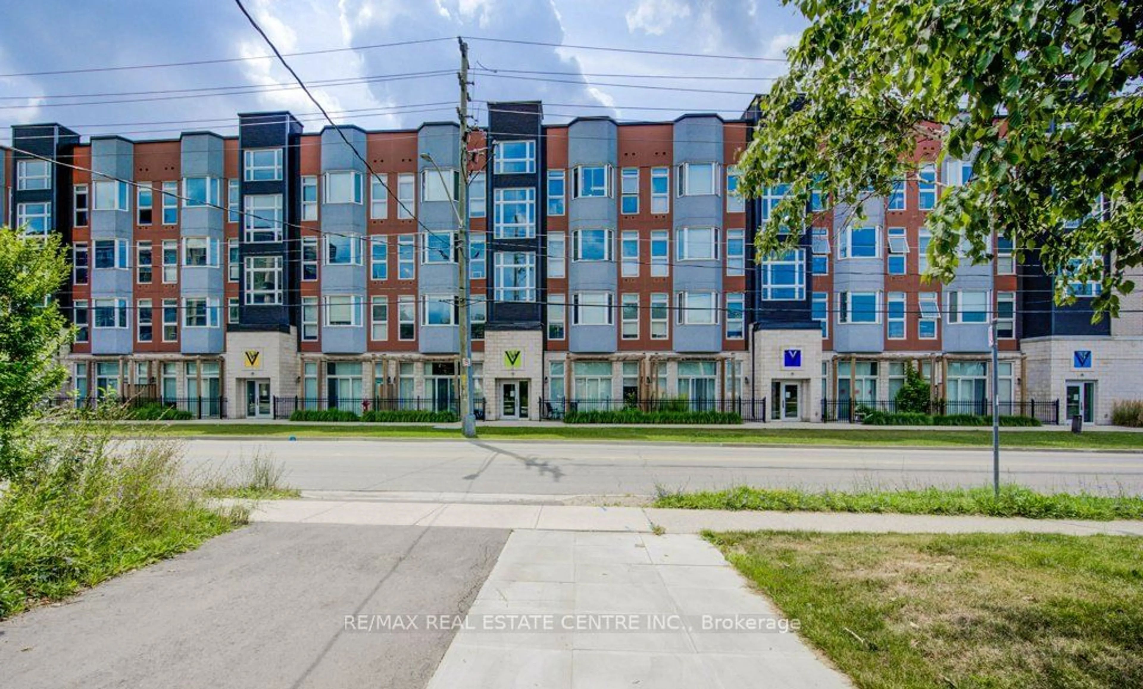 A pic from exterior of the house or condo, the front or back of building for 253 ALBERT St #104, Waterloo Ontario N2L 0G3