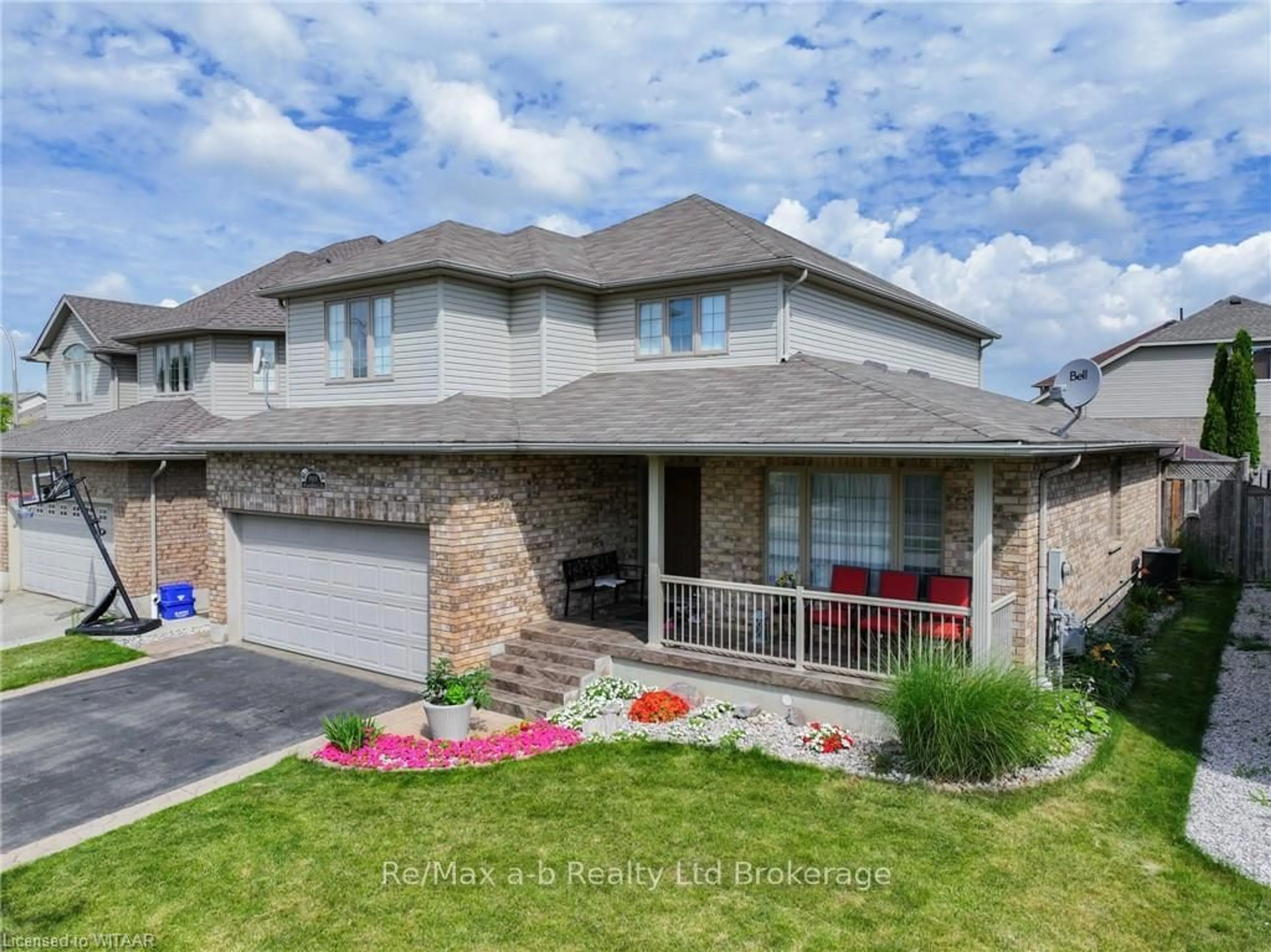 Frontside or backside of a home, the street view for 905 WOODBINE Crt, Kitchener Ontario N2R 1X4