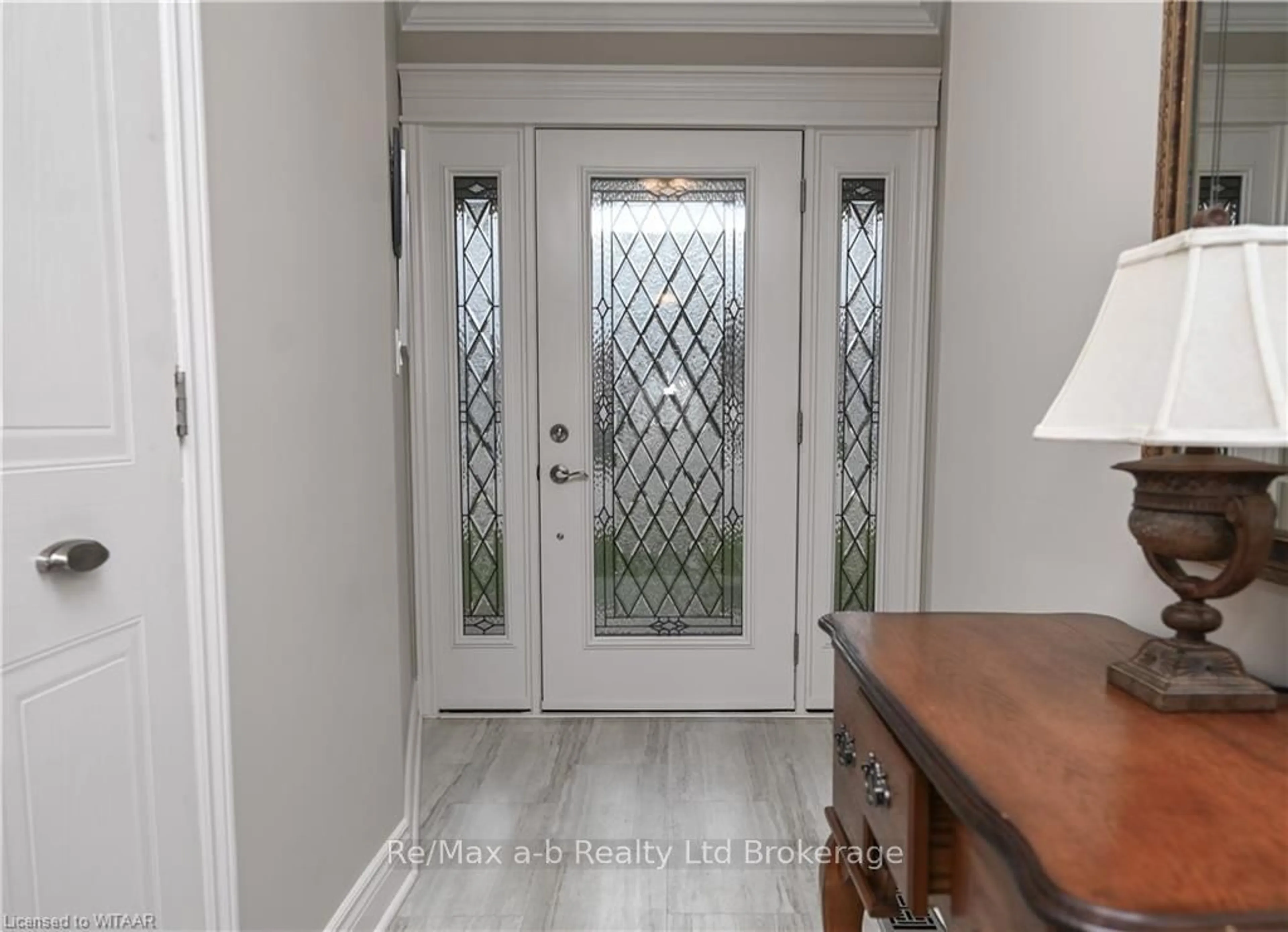 Indoor entryway, wood floors for 11 MCDONALD Crt, Tillsonburg Ontario N4G 5L8