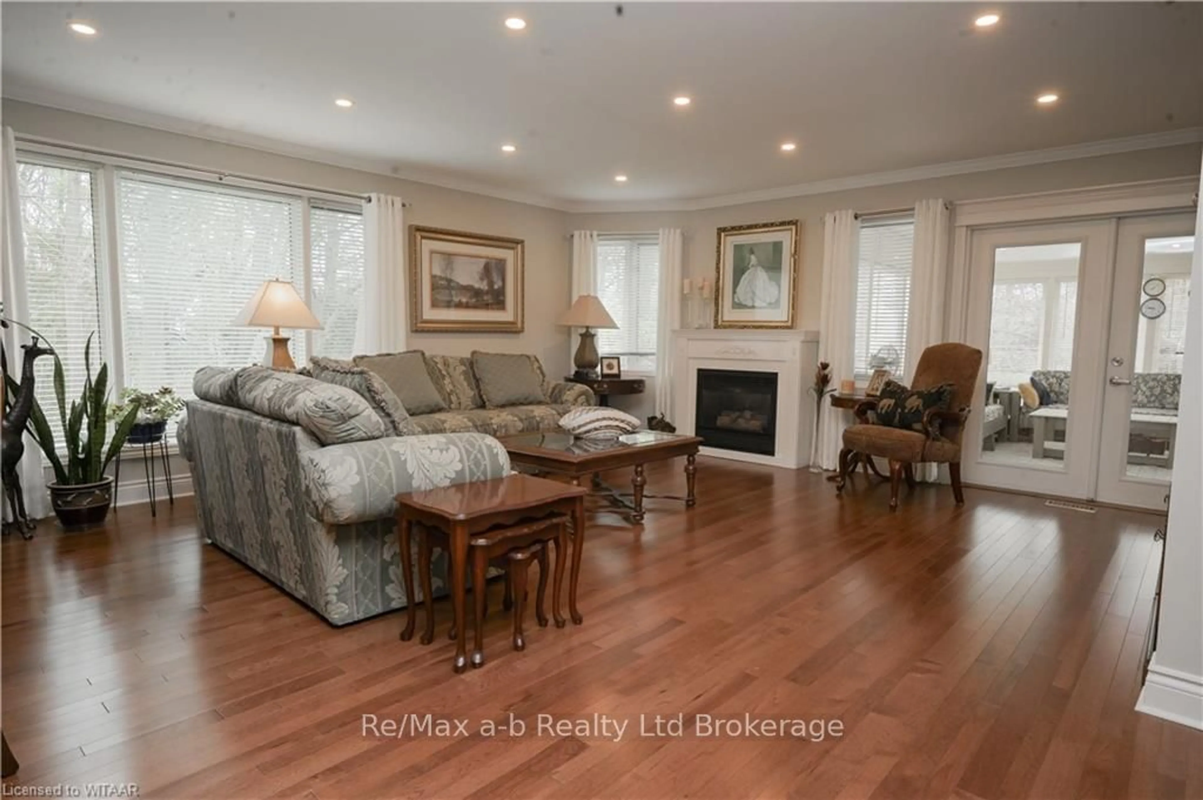 Living room, wood floors for 11 MCDONALD Crt, Tillsonburg Ontario N4G 5L8