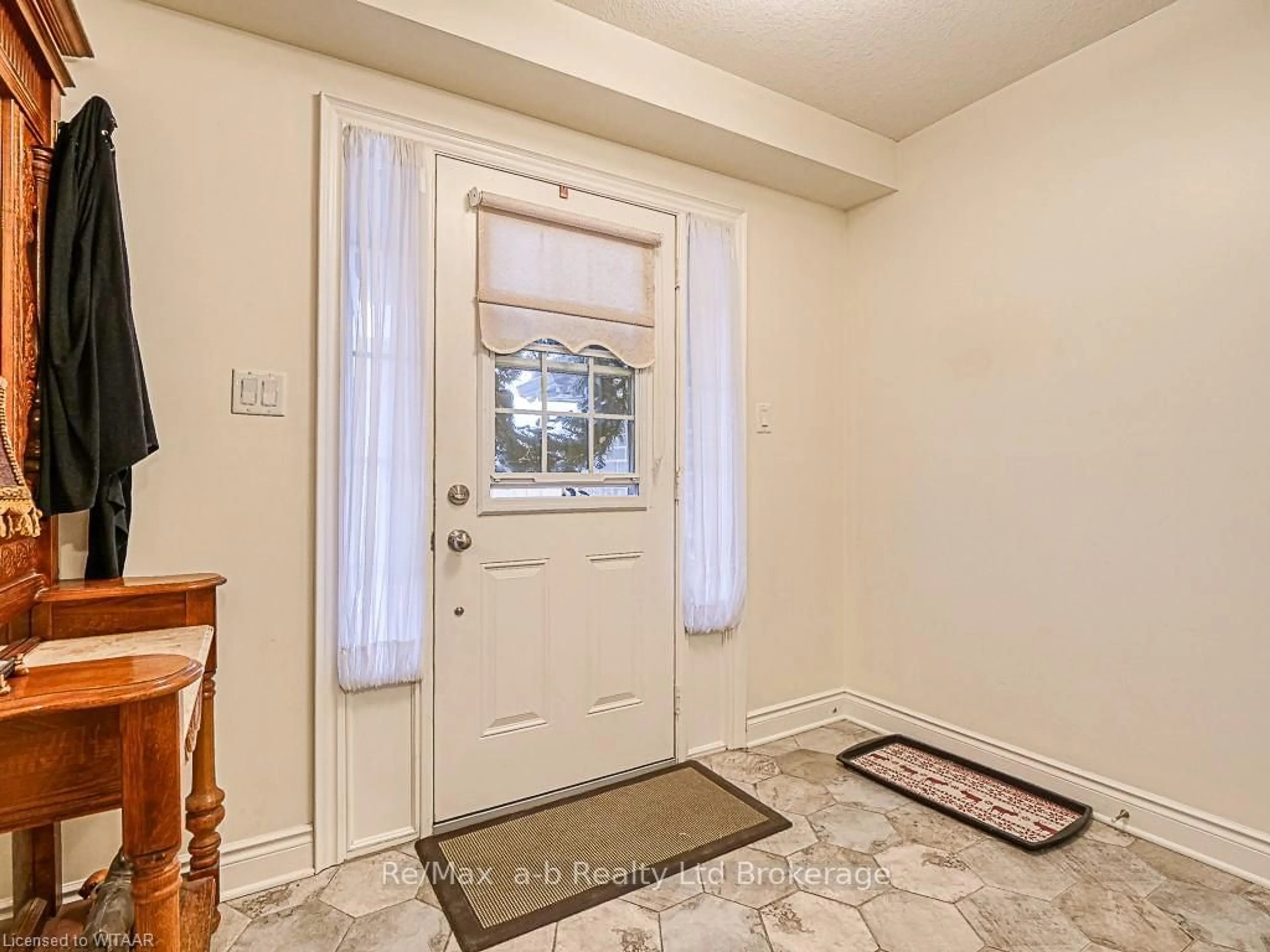 Indoor entryway, wood floors for 175 INGERSOLL St #19, Ingersoll Ontario N5C 0B9