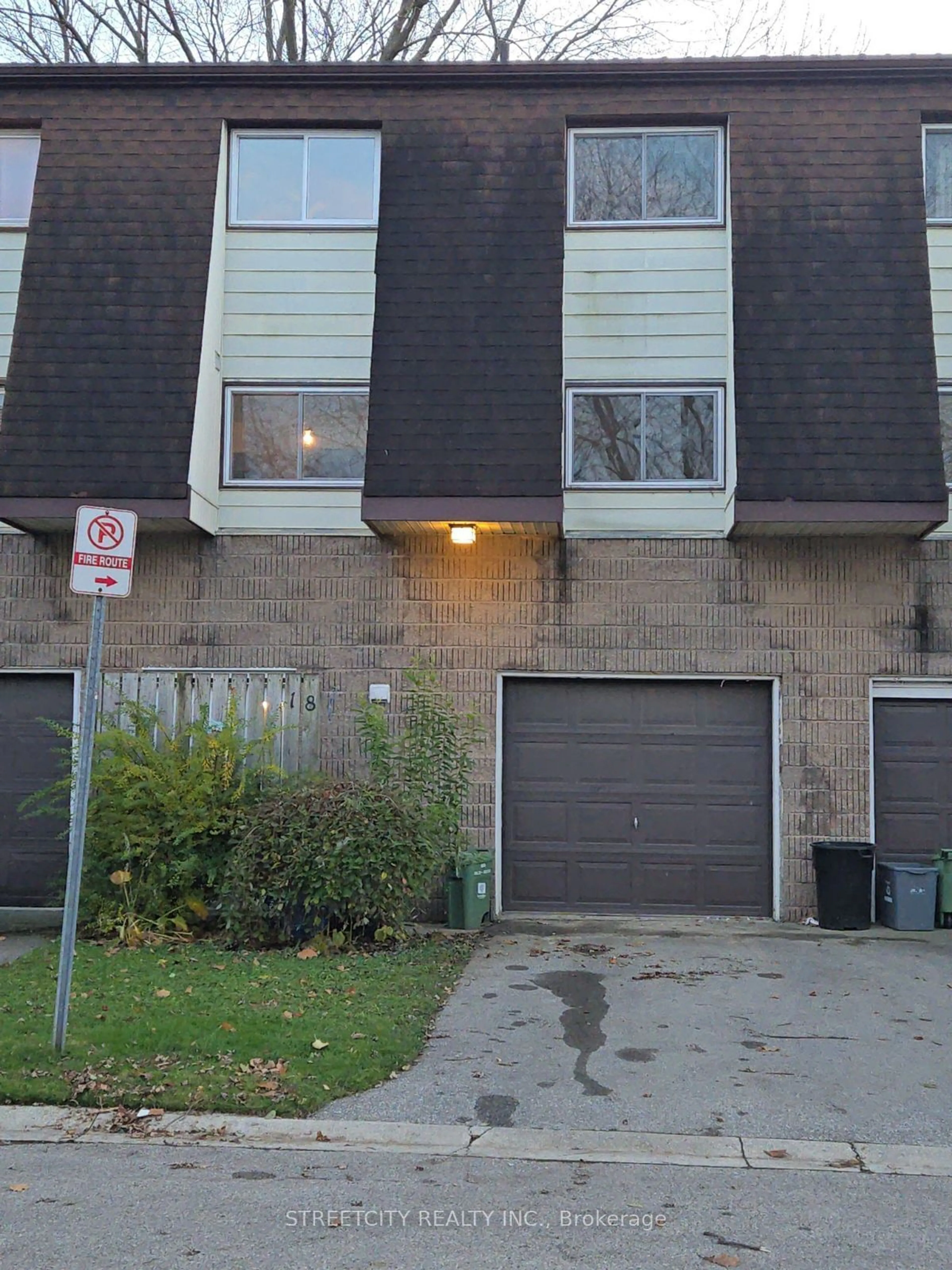 A pic from exterior of the house or condo, the street view for 40 Fairfax Crt #18, London Ontario N6G 3Y3