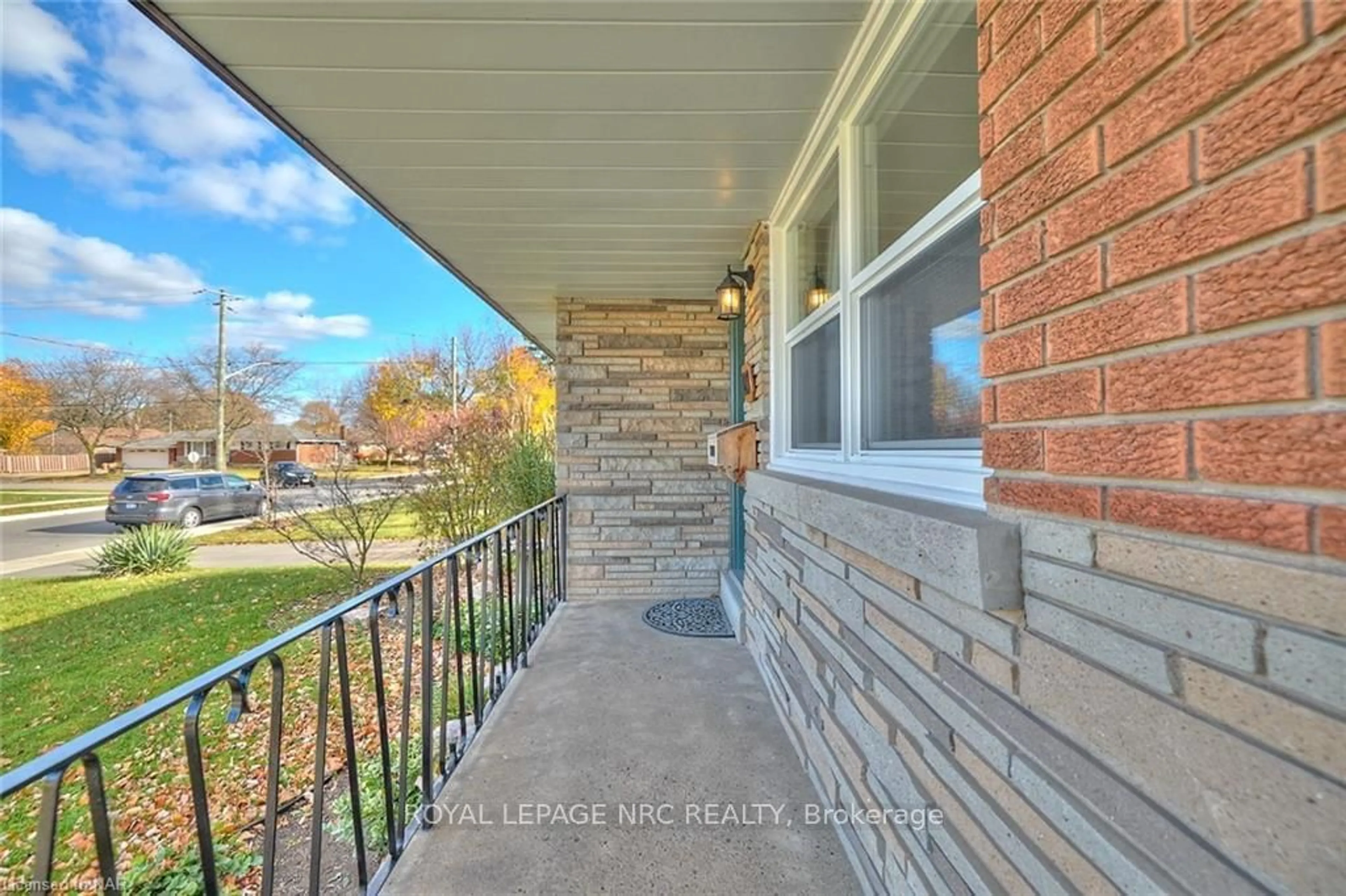 A pic from exterior of the house or condo, the street view for 127 WINDSOR St, Welland Ontario L3C 5K5