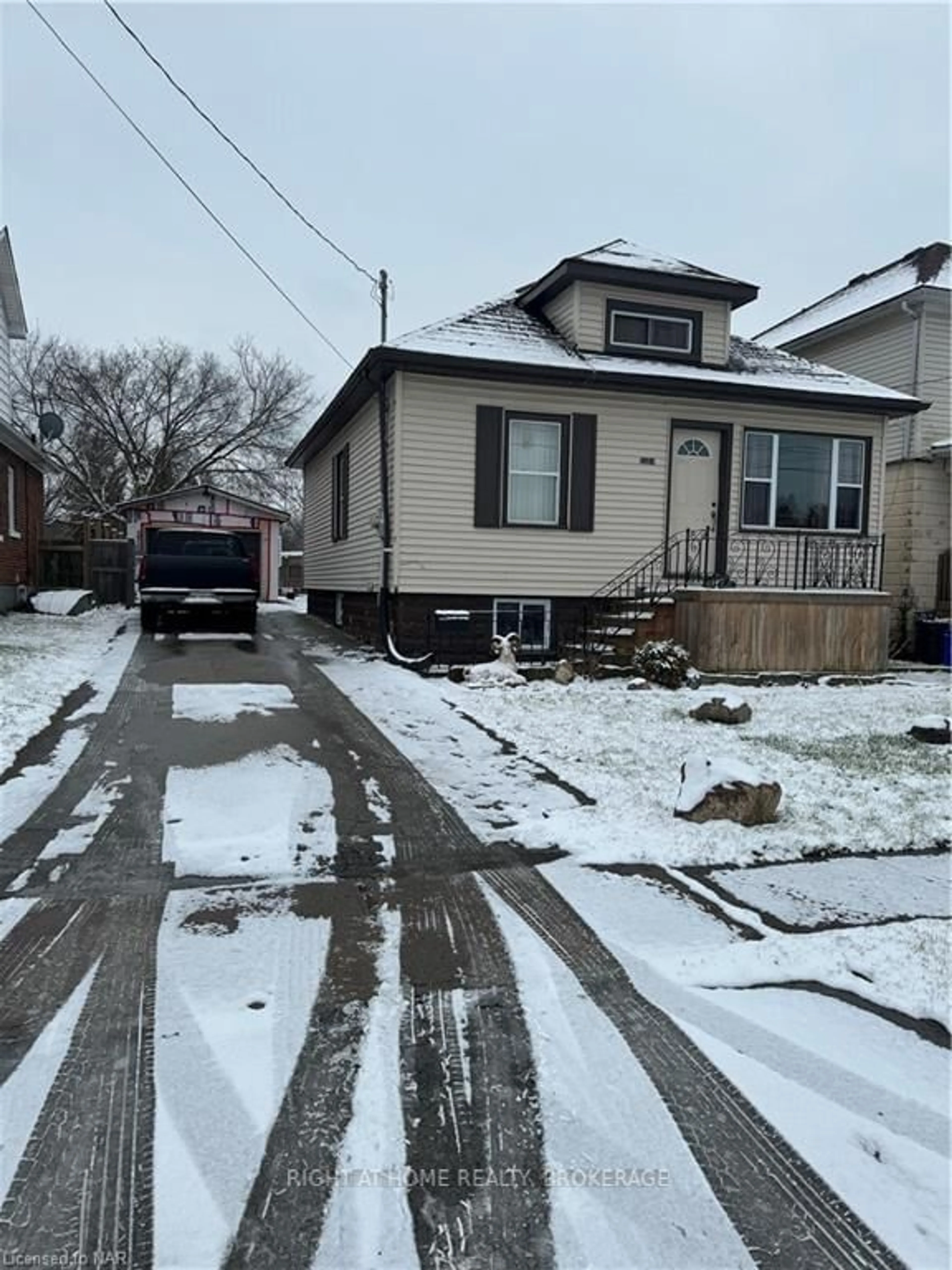 Frontside or backside of a home, the street view for 5564 FRASER St, Niagara Falls Ontario L2E 3C9