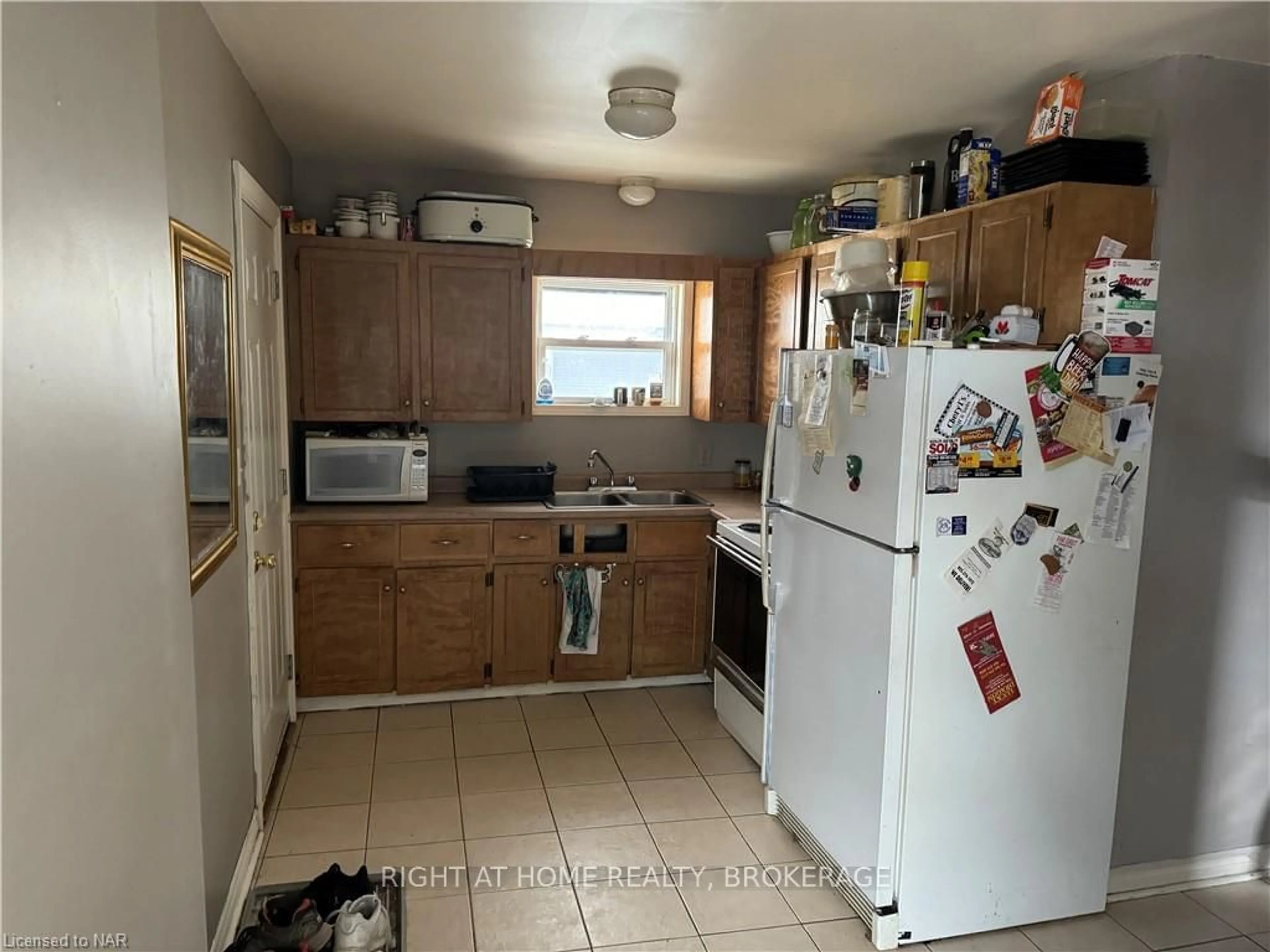 Standard kitchen, not visible floor, cottage for 5564 FRASER St, Niagara Falls Ontario L2E 3C9