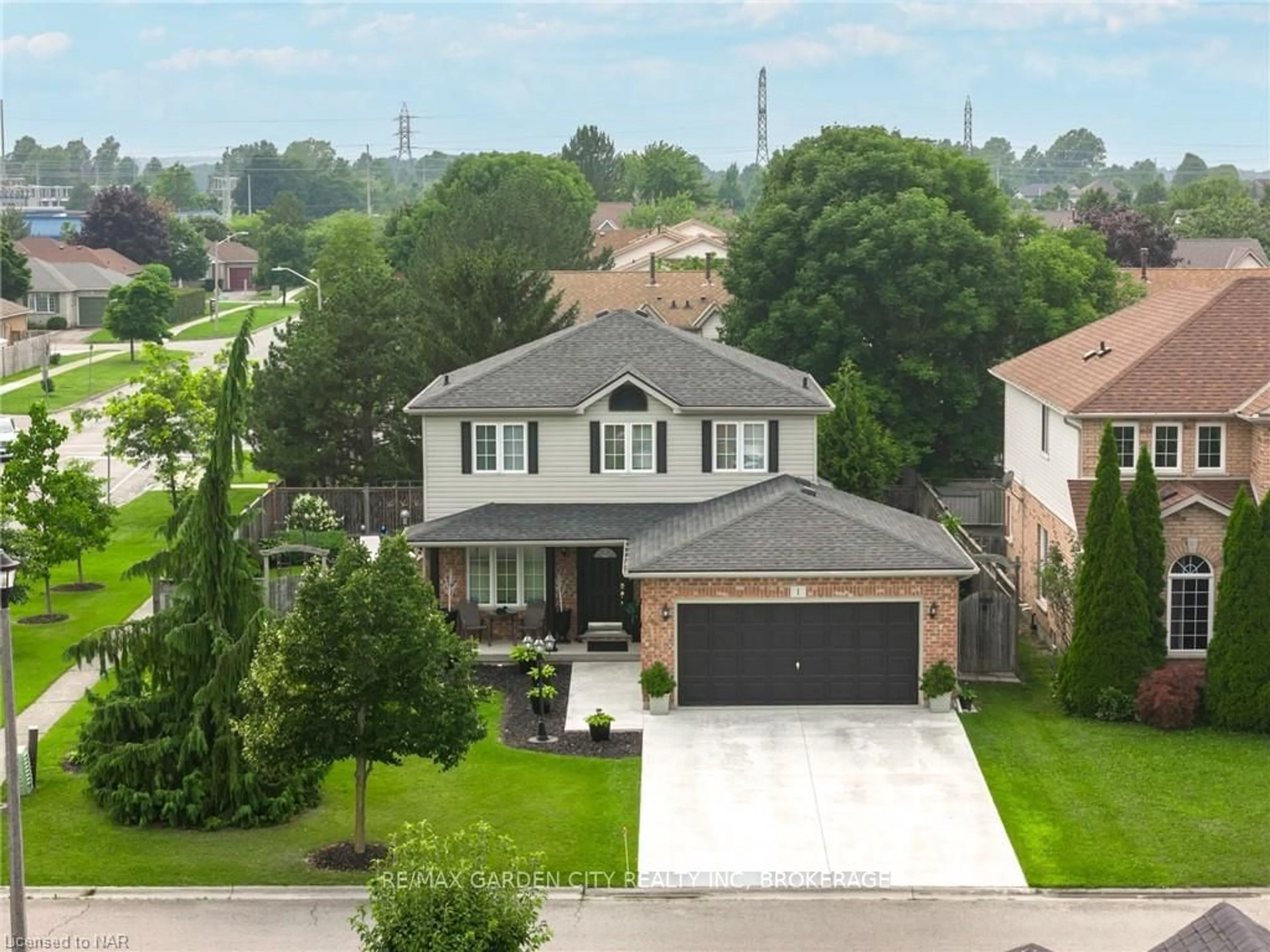 Frontside or backside of a home, the street view for 1 SHAVER Rd, St. Catharines Ontario L2S 3Z2