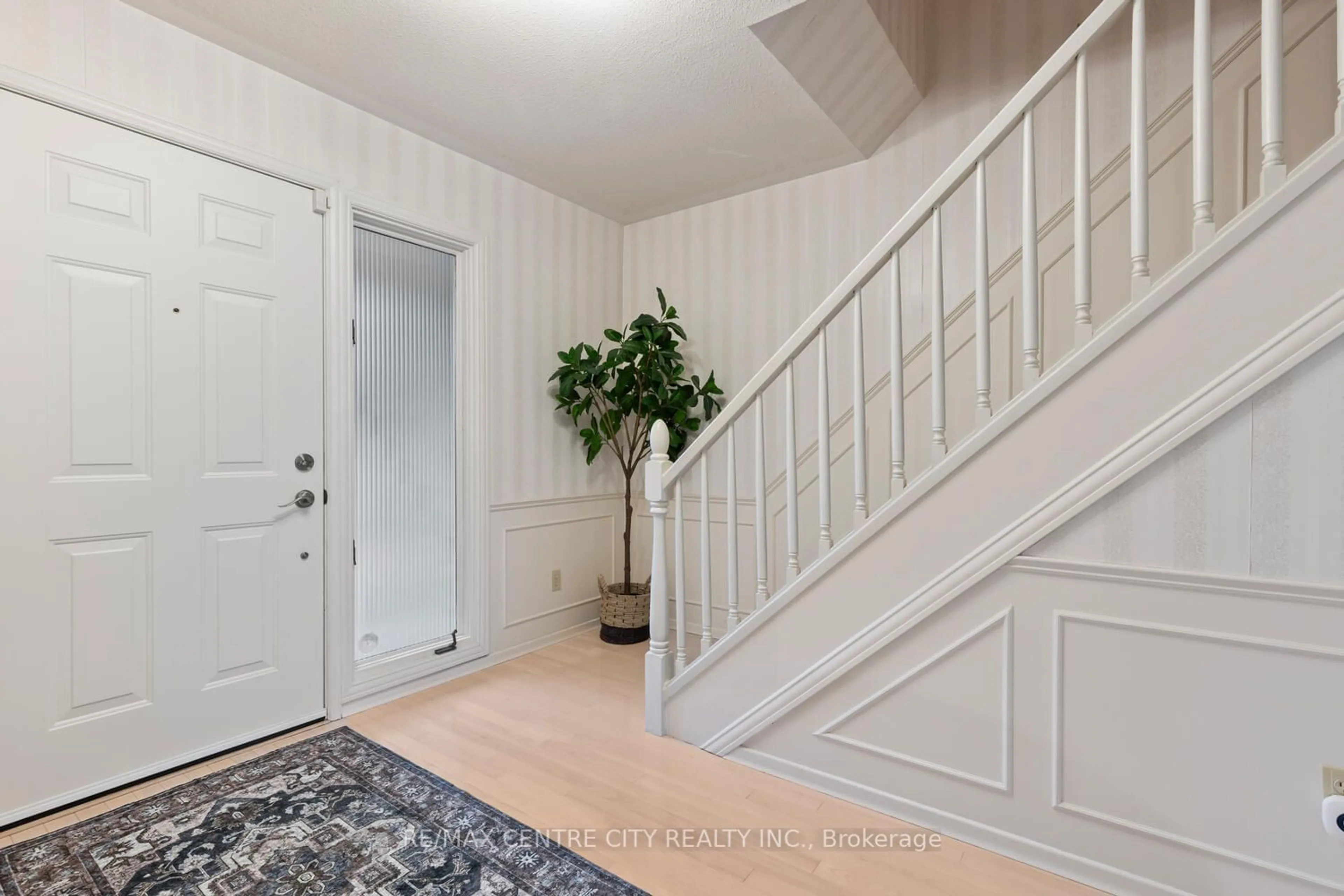 Indoor entryway, wood floors for 120 Leland Rd, London Ontario N6K 1T3