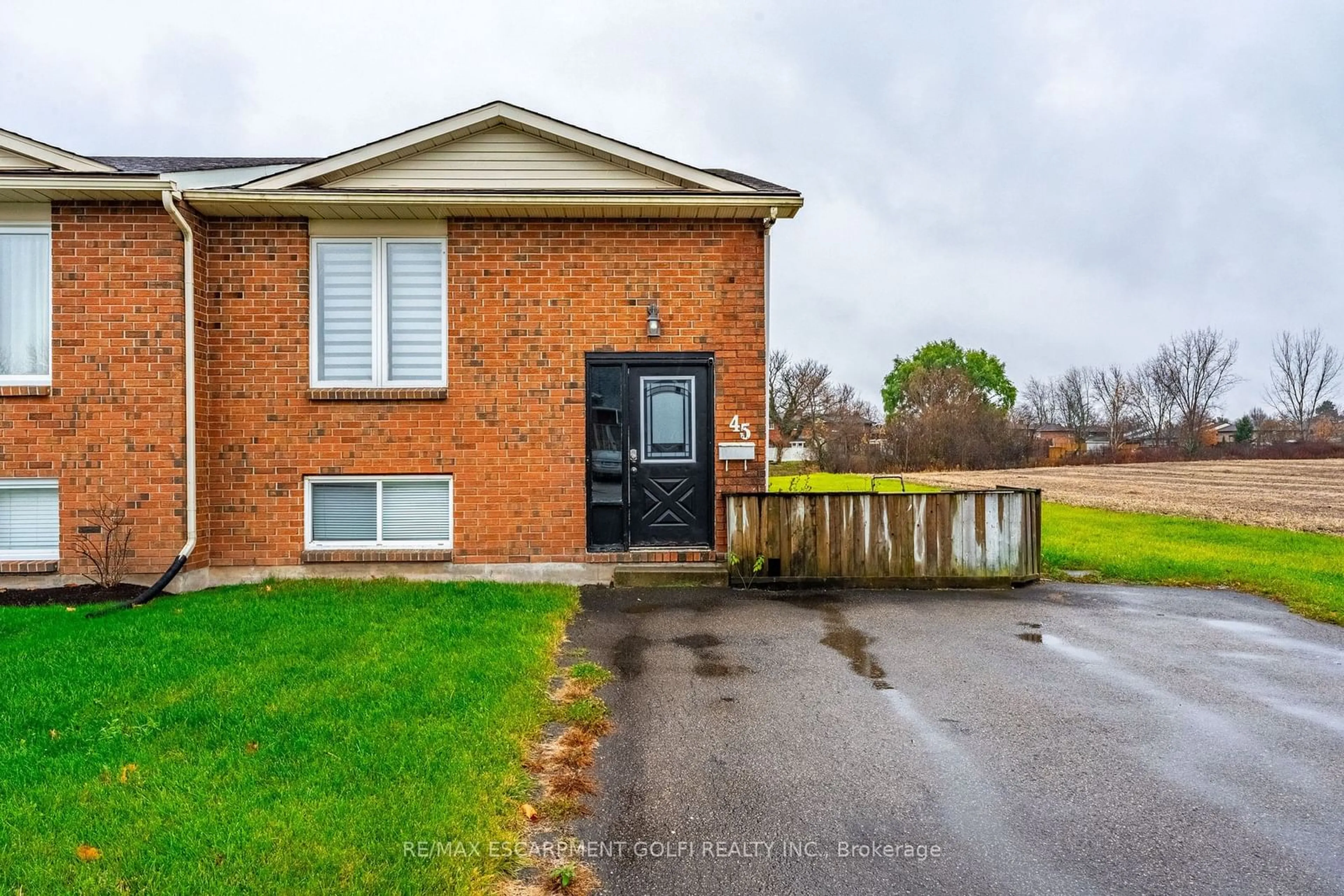 Home with brick exterior material for 45 WOODLAND Dr, Welland Ontario L3C 7C9