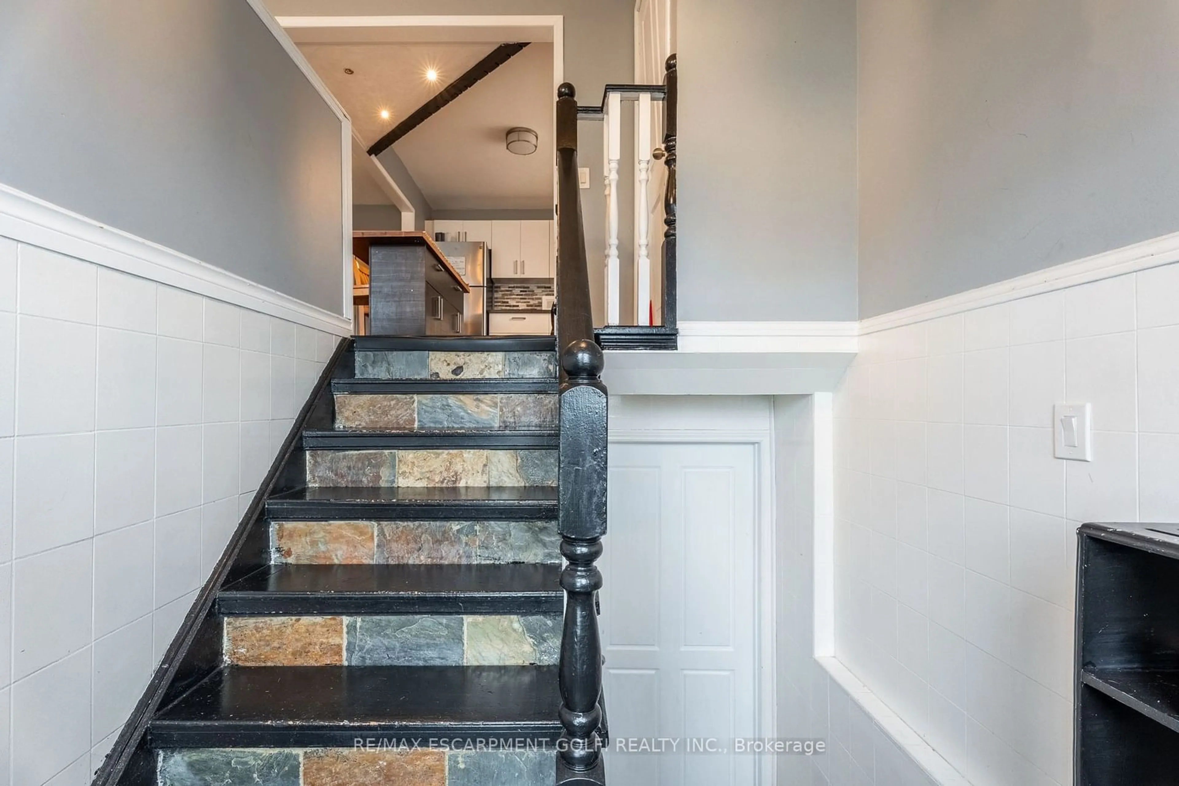 Stairs for 45 WOODLAND Dr, Welland Ontario L3C 7C9