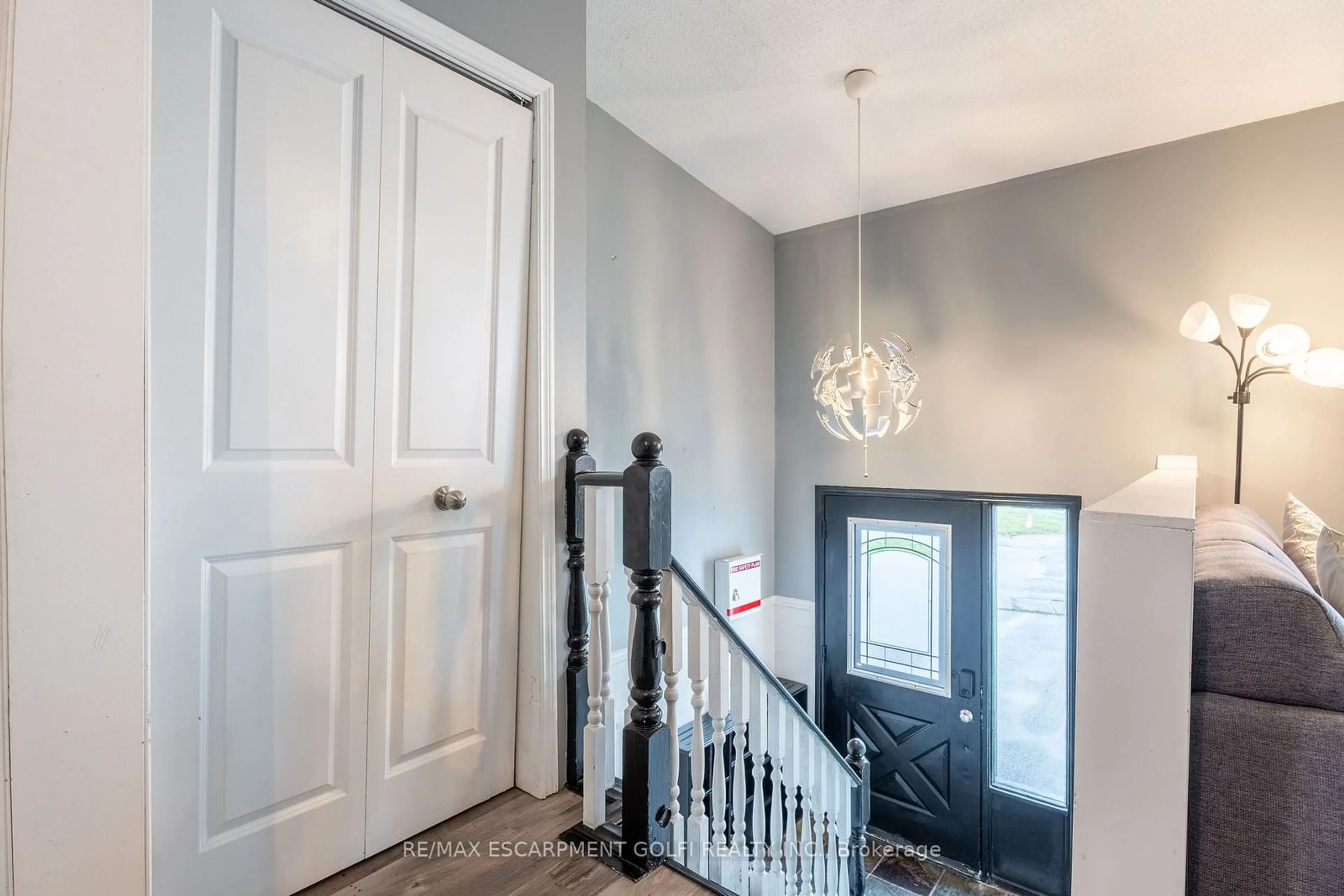 Indoor entryway, wood floors for 45 WOODLAND Dr, Welland Ontario L3C 7C9