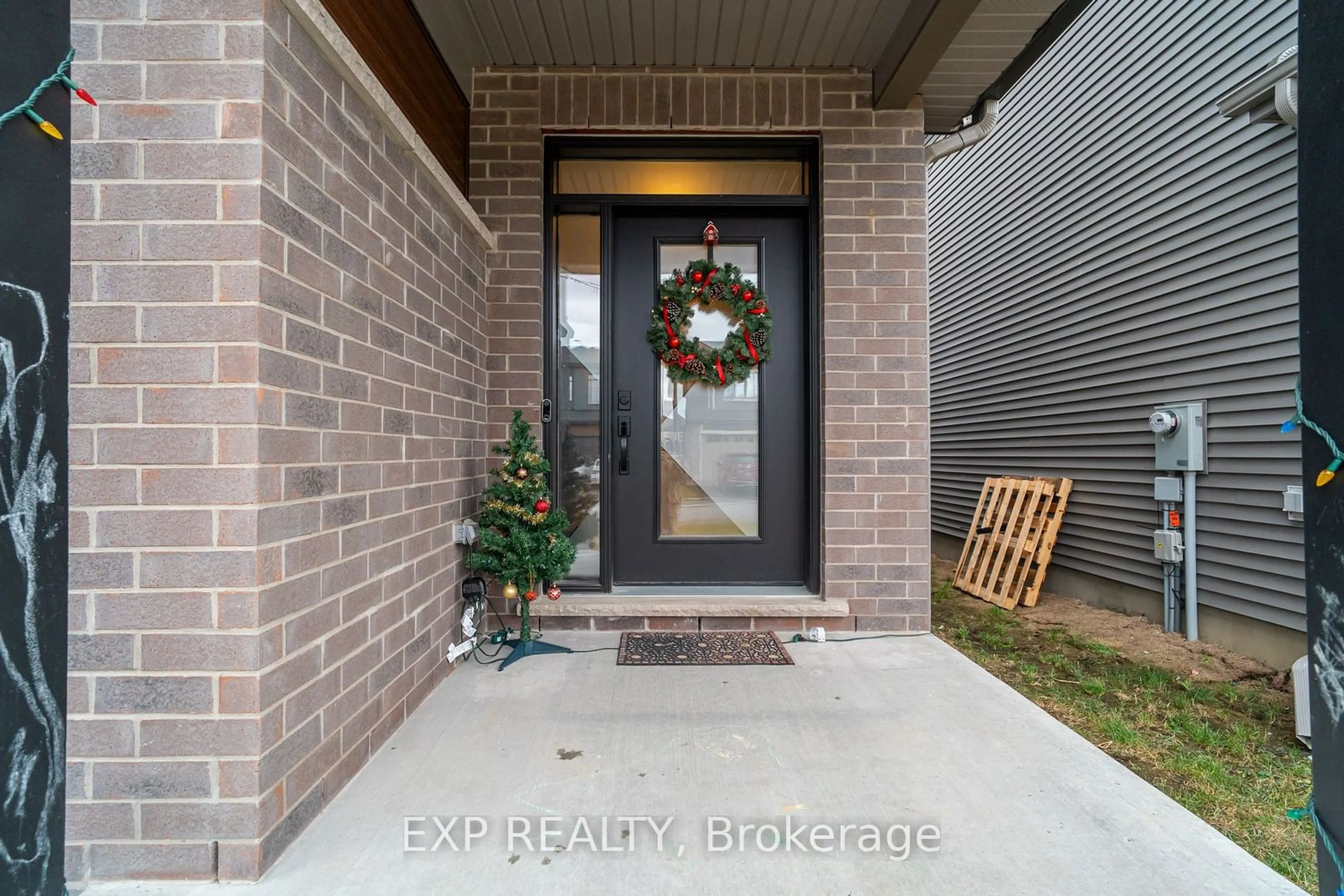 Indoor entryway, wood floors for 829 Sendero Way, Stittsville - Munster - Richmond Ontario K2S 2W8