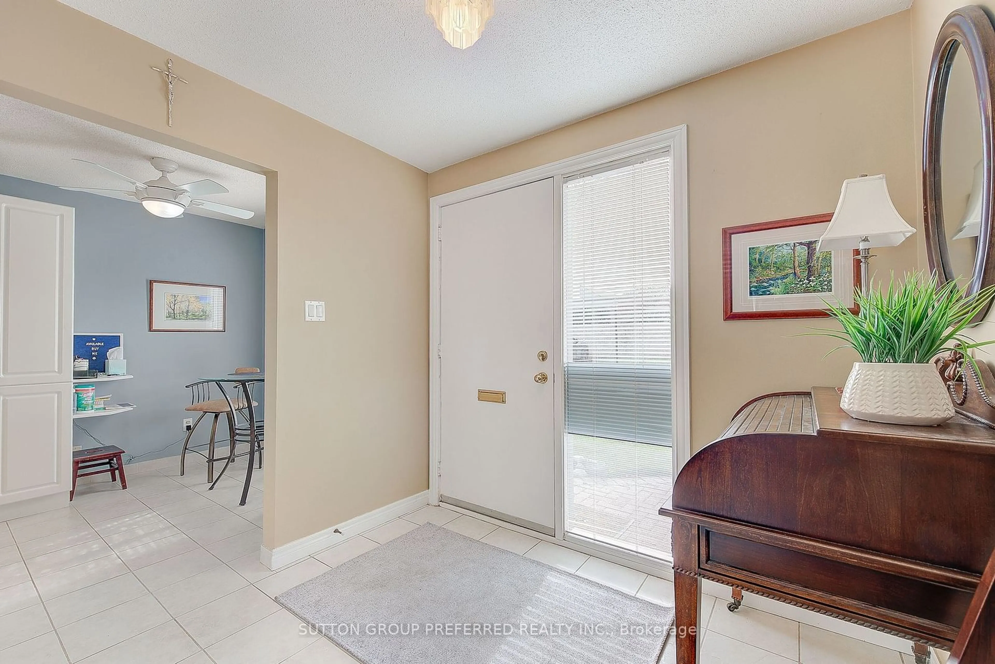 Indoor entryway, wood floors for 516 Cranbrook Rd, London Ontario N6K 2X3