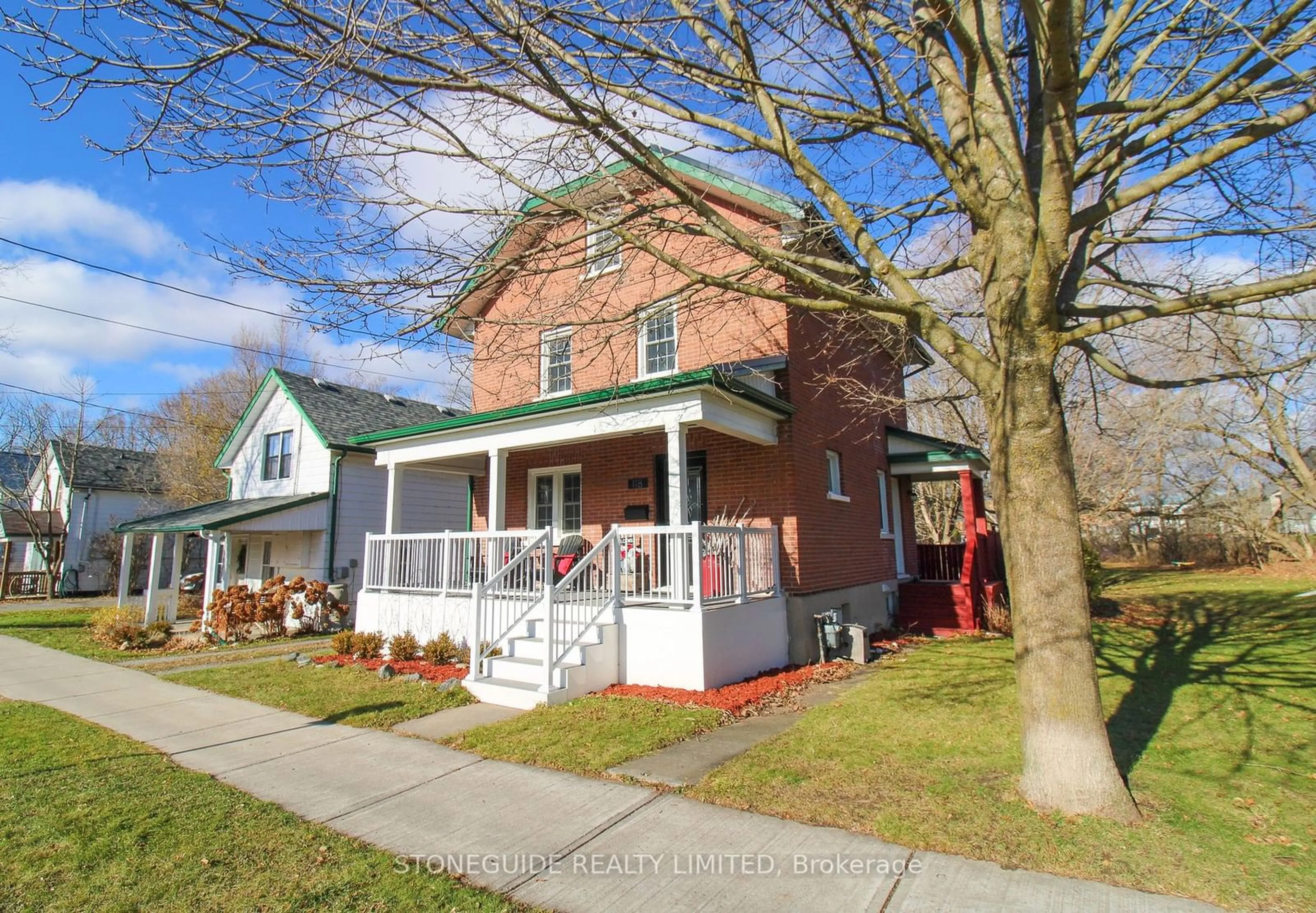 A pic from exterior of the house or condo, the street view for 118 SOPHIA St, Peterborough Ontario K9H 1E3