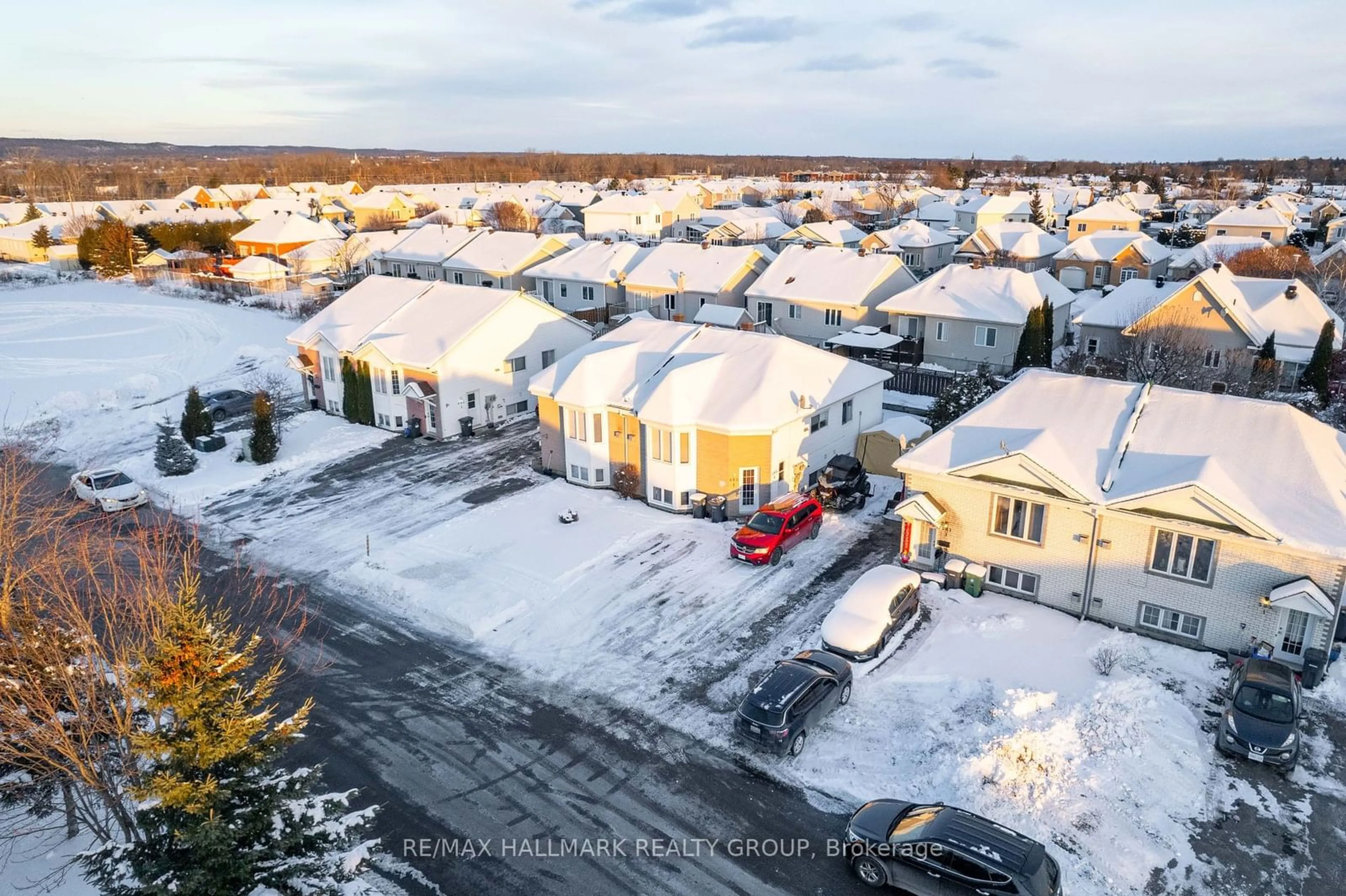 A pic from outside/outdoor area/front of a property/back of a property/a pic from drone, street for 493 Mario St, Hawkesbury Ontario K6A 3W3