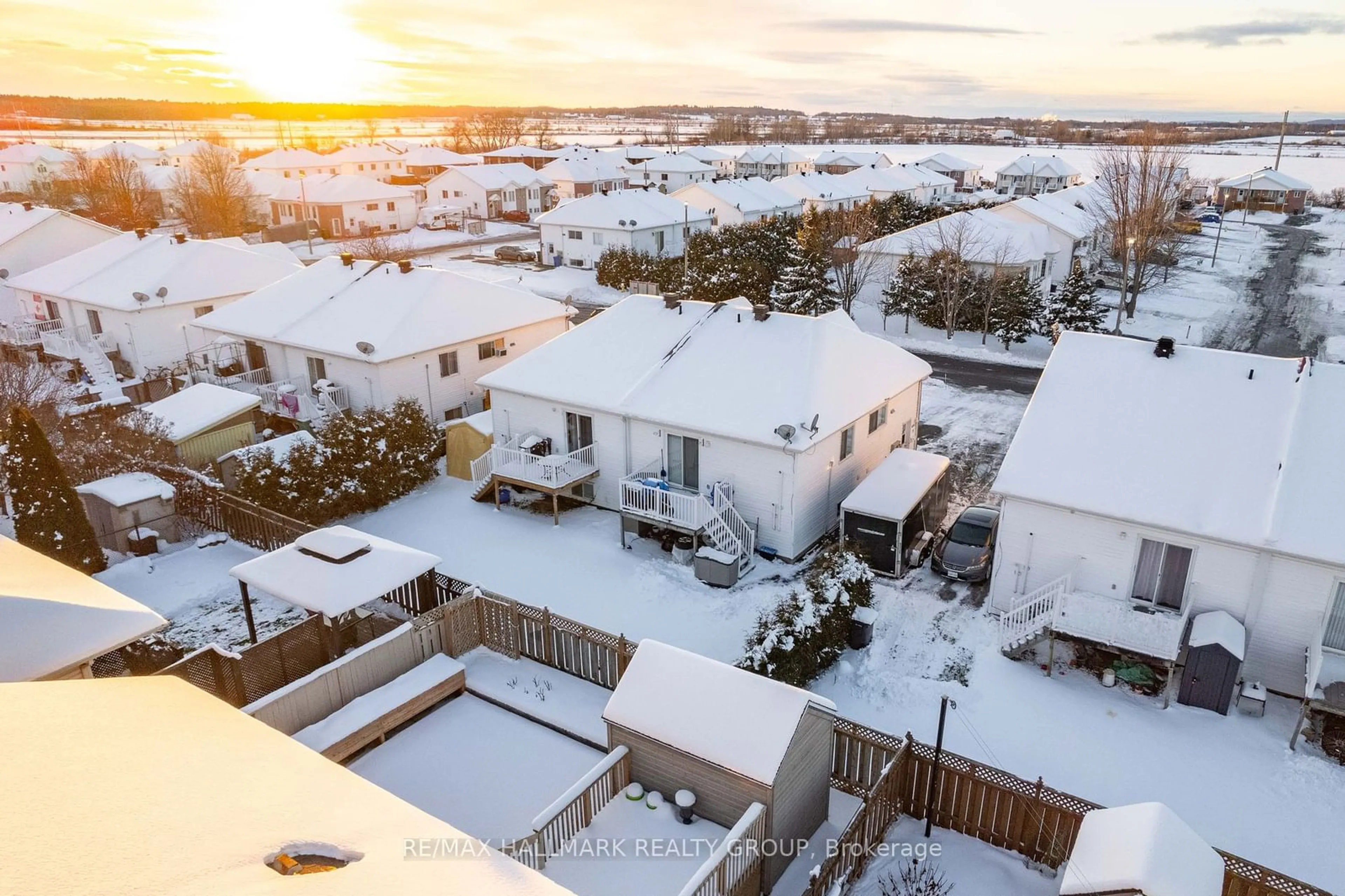 A pic from outside/outdoor area/front of a property/back of a property/a pic from drone, city buildings view from balcony for 493 Mario St, Hawkesbury Ontario K6A 3W3