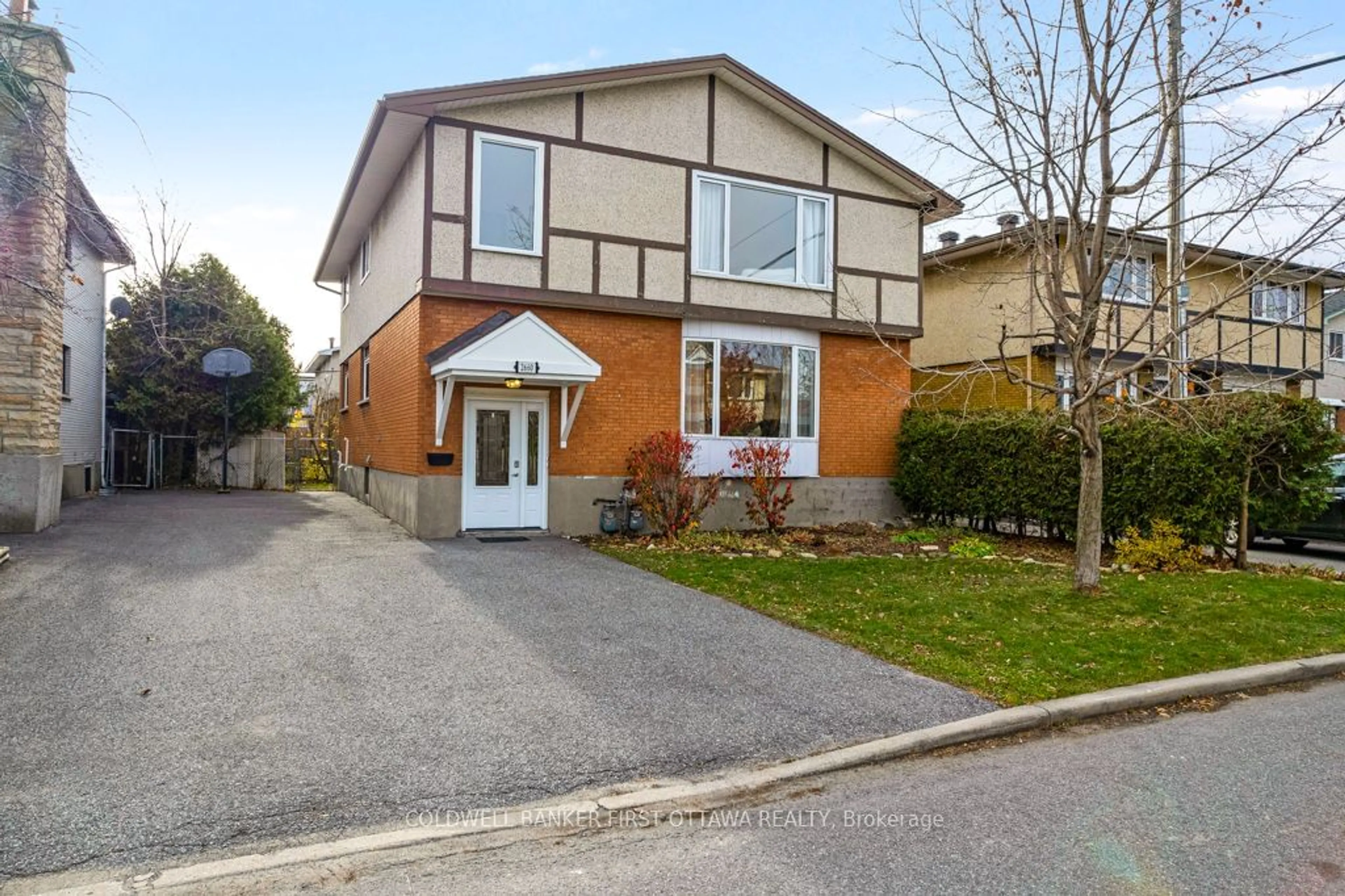 A pic from exterior of the house or condo, the street view for 2660 Conn St, Britannia - Lincoln Heights and Area Ontario K2B 7C5