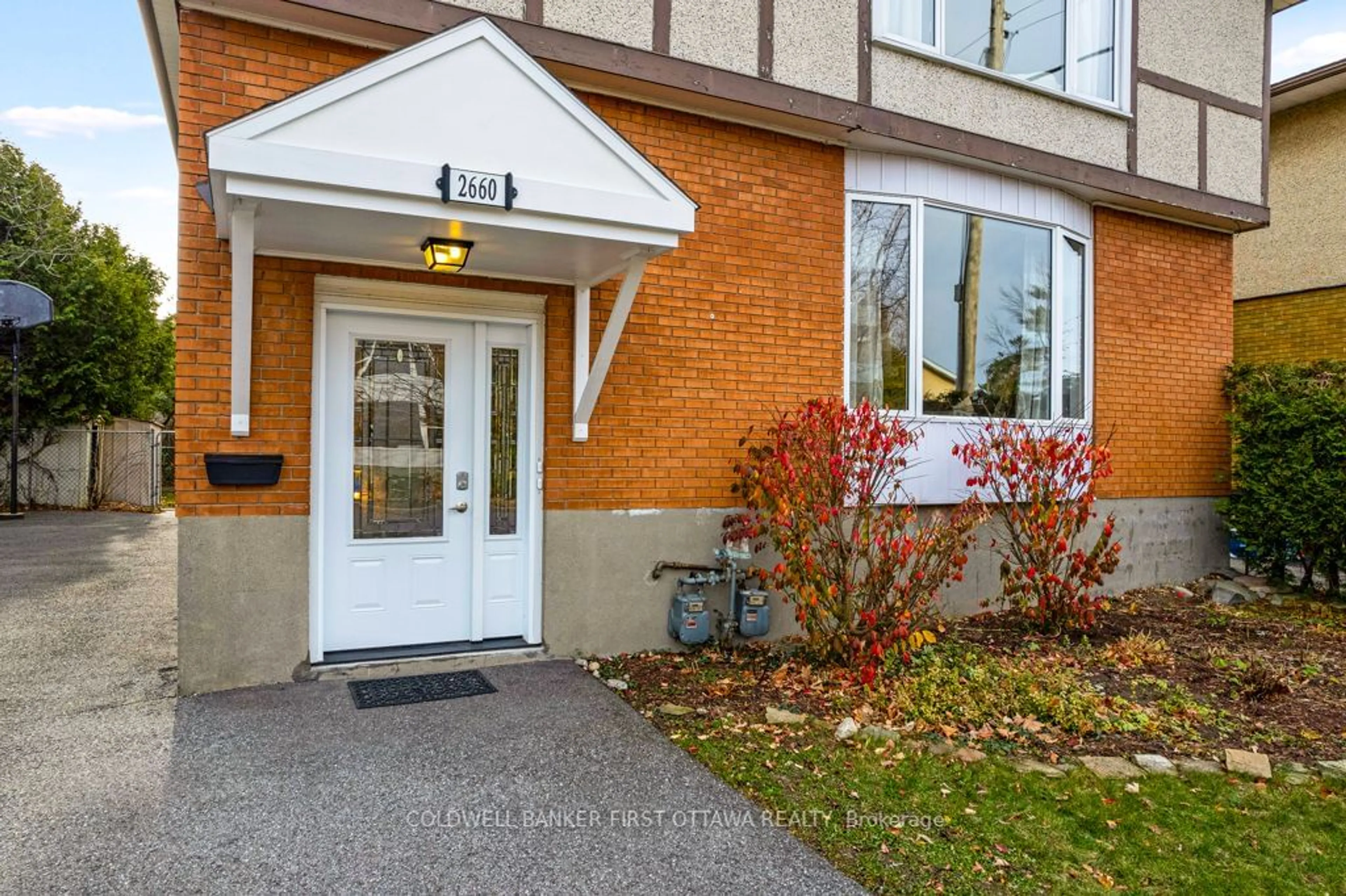 A pic from exterior of the house or condo, the front or back of building for 2660 Conn St, Britannia - Lincoln Heights and Area Ontario K2B 7C5