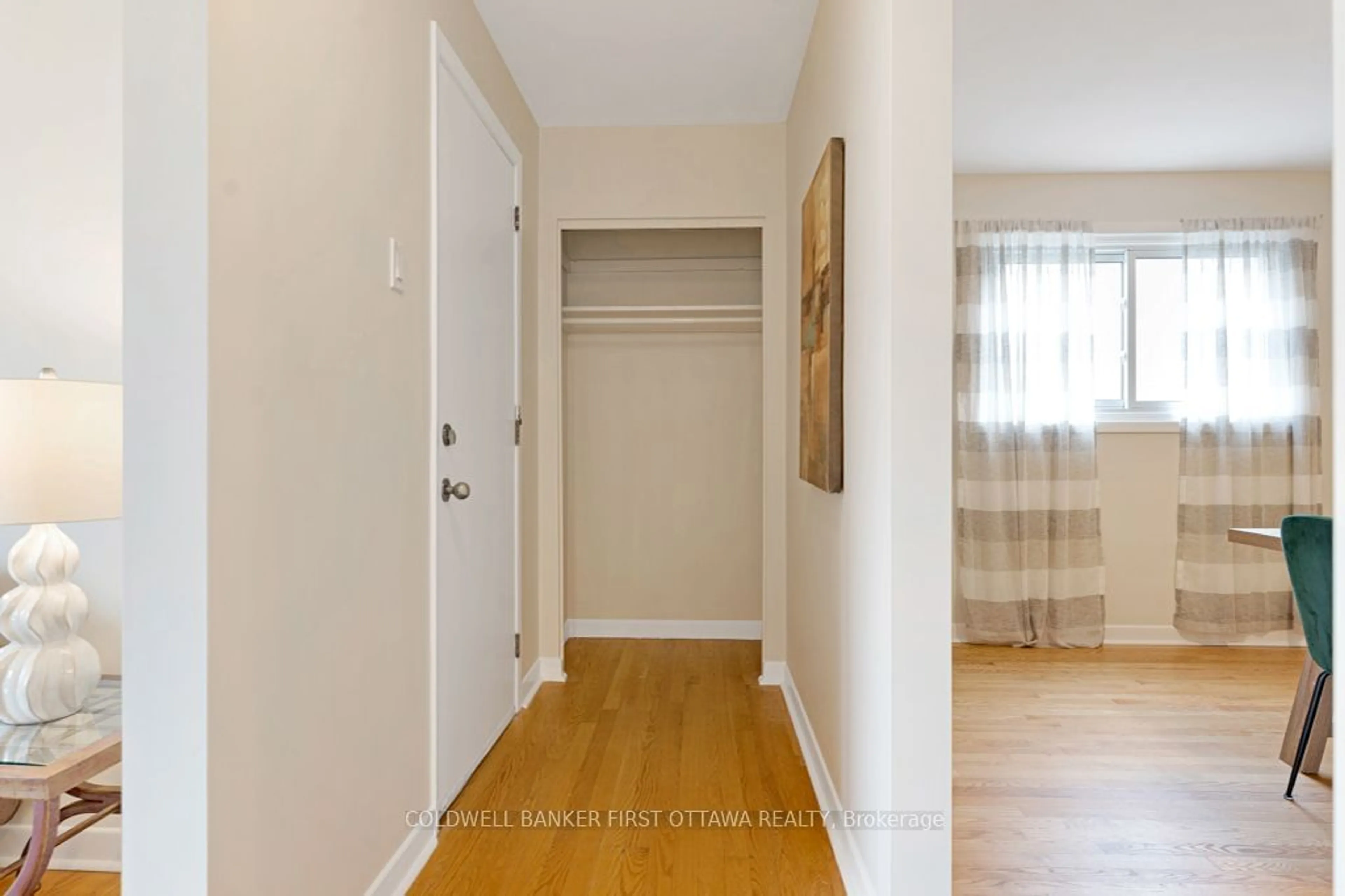 Indoor entryway, wood floors for 2660 Conn St, Britannia - Lincoln Heights and Area Ontario K2B 7C5