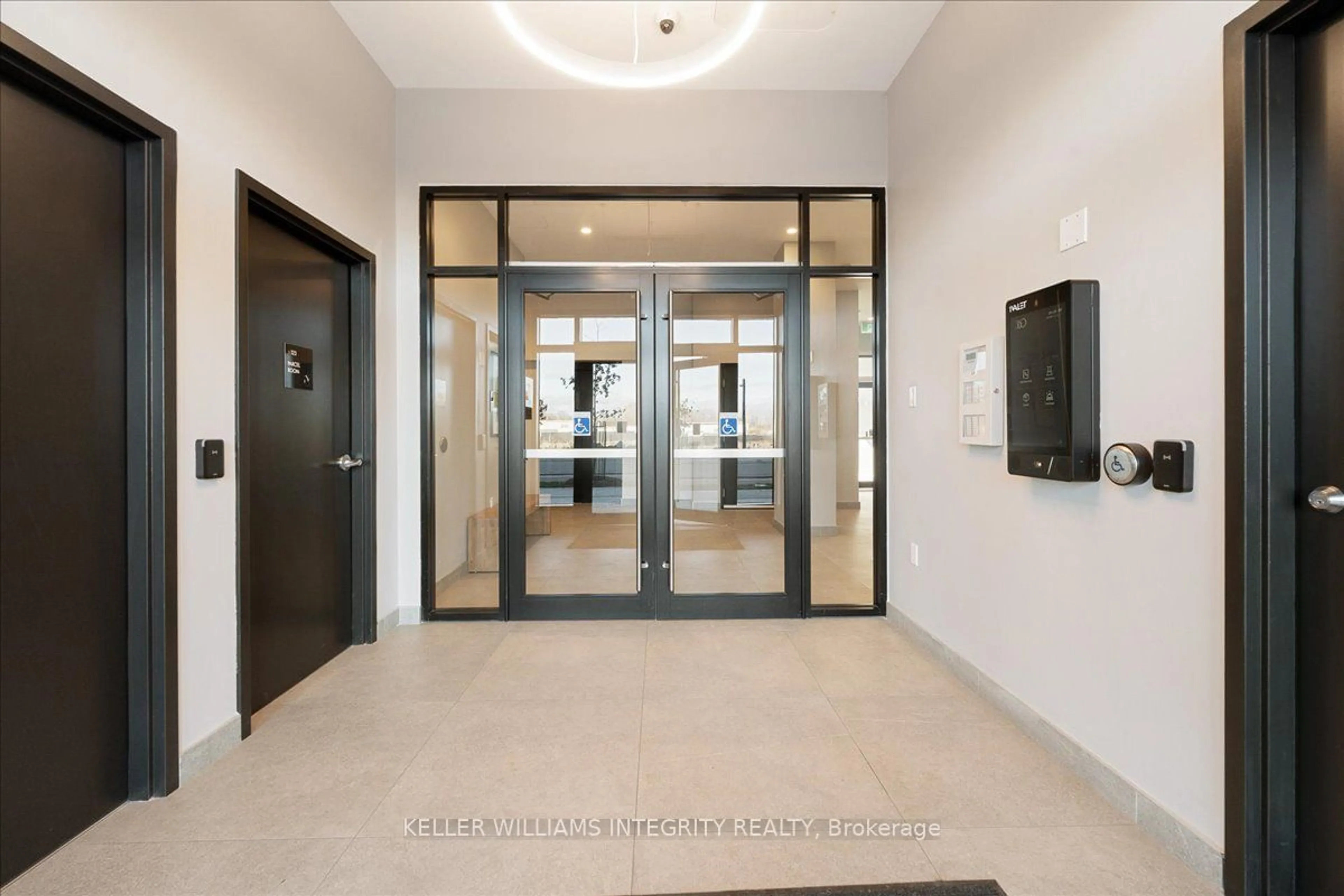 Indoor foyer, cement floor for 1350 Hemlock St #313, Manor Park - Cardinal Glen and Area Ontario K1K 5C2