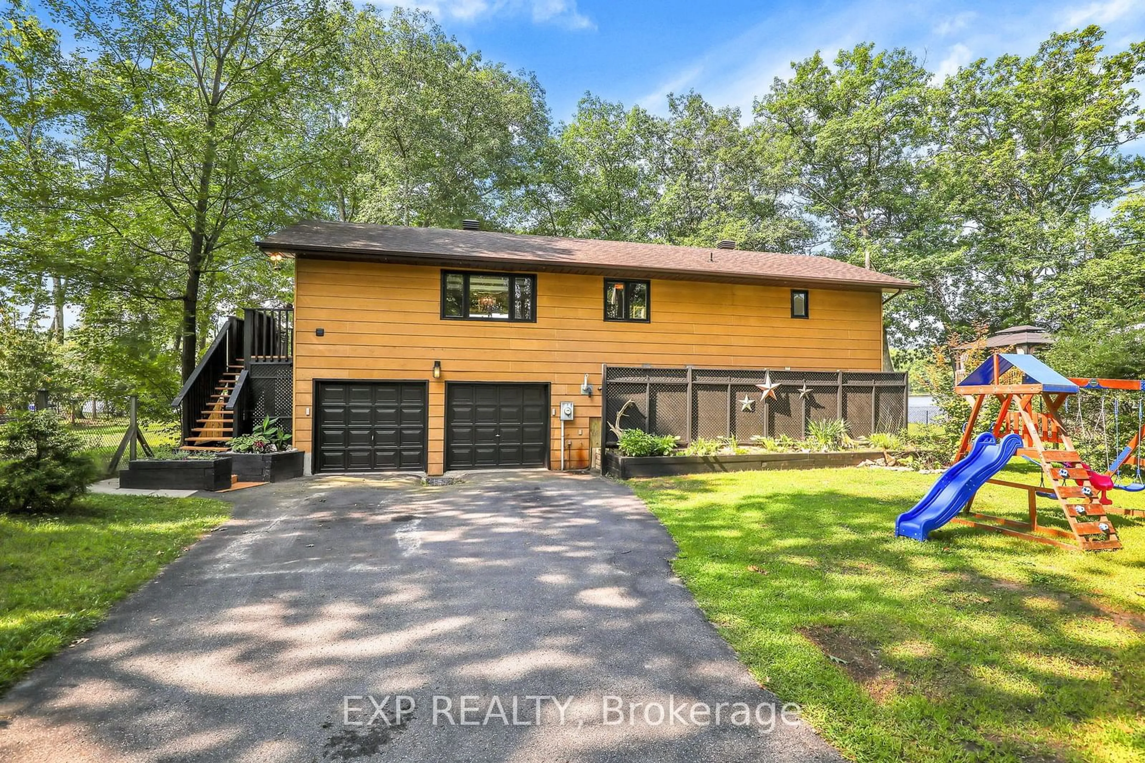 Frontside or backside of a home, cottage for 1034 Bayview Dr, Constance Bay - Dunrobin - Kilmaurs - Woodlawn Ontario K0A 3M0