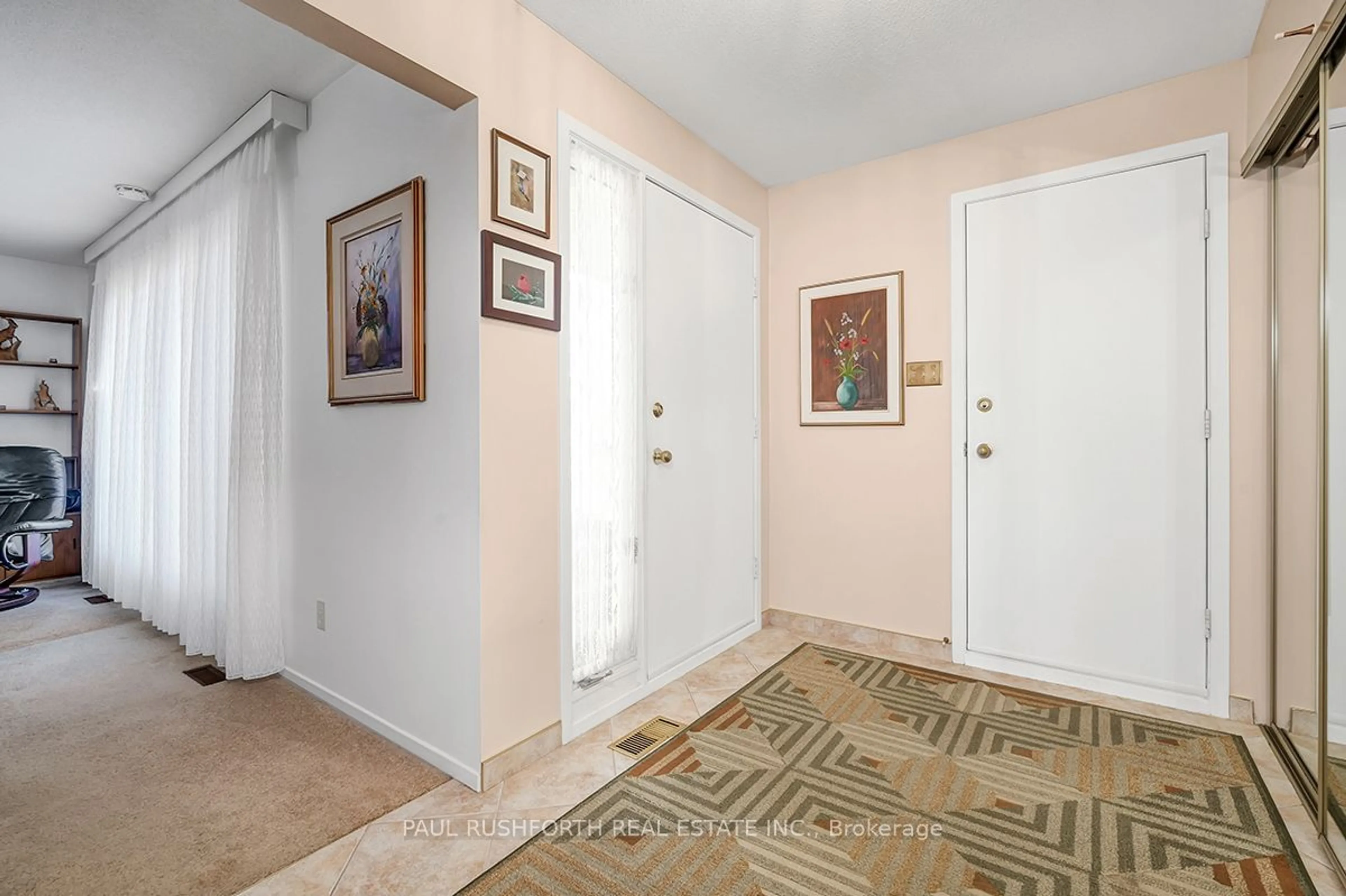 Indoor entryway, carpet floors for 882 Explorer Lane, Orleans - Convent Glen and Area Ontario K1C 2S2