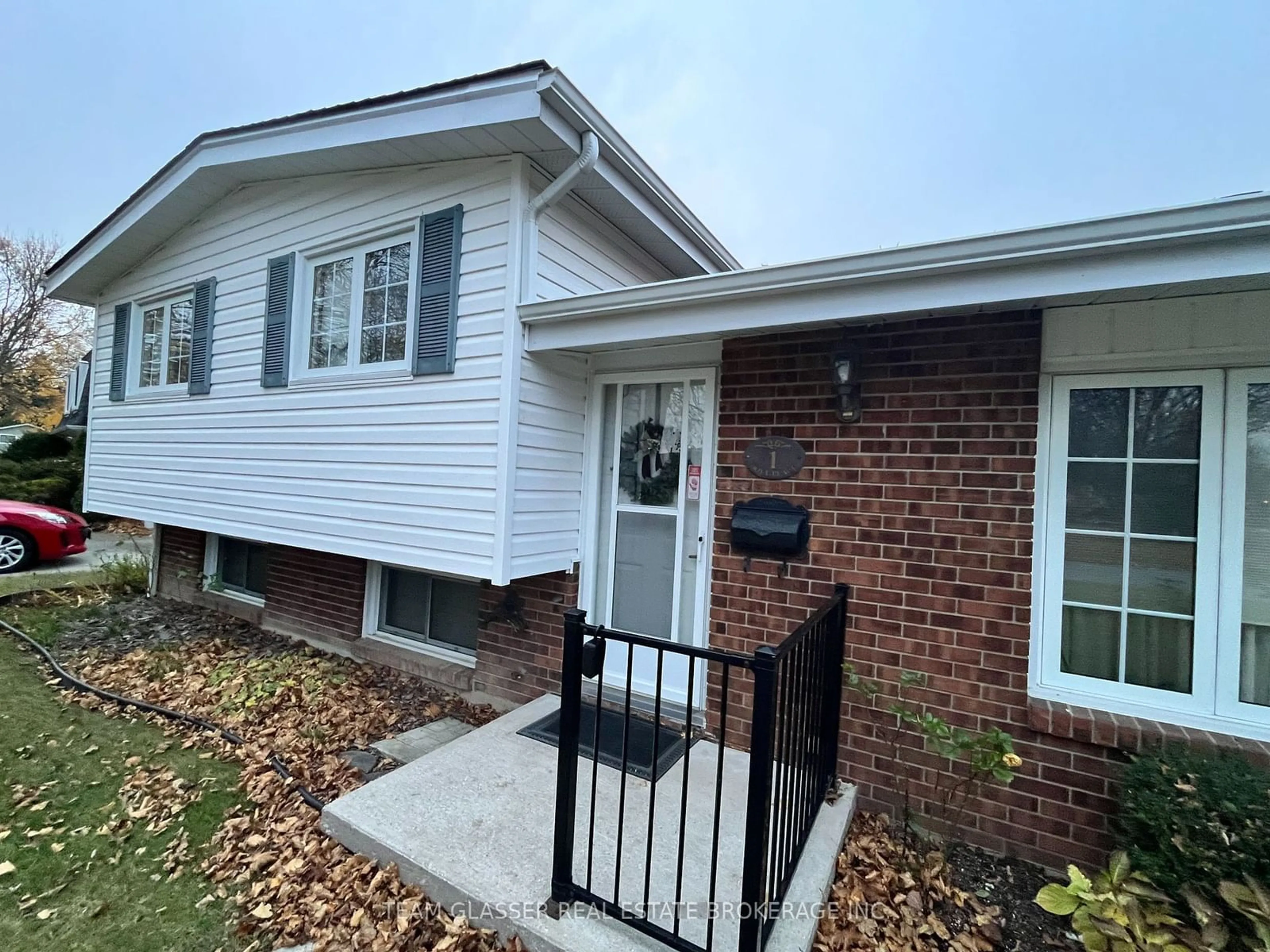 Home with brick exterior material for 1 Dove Pl, Chatham-Kent Ontario N7L 1H1