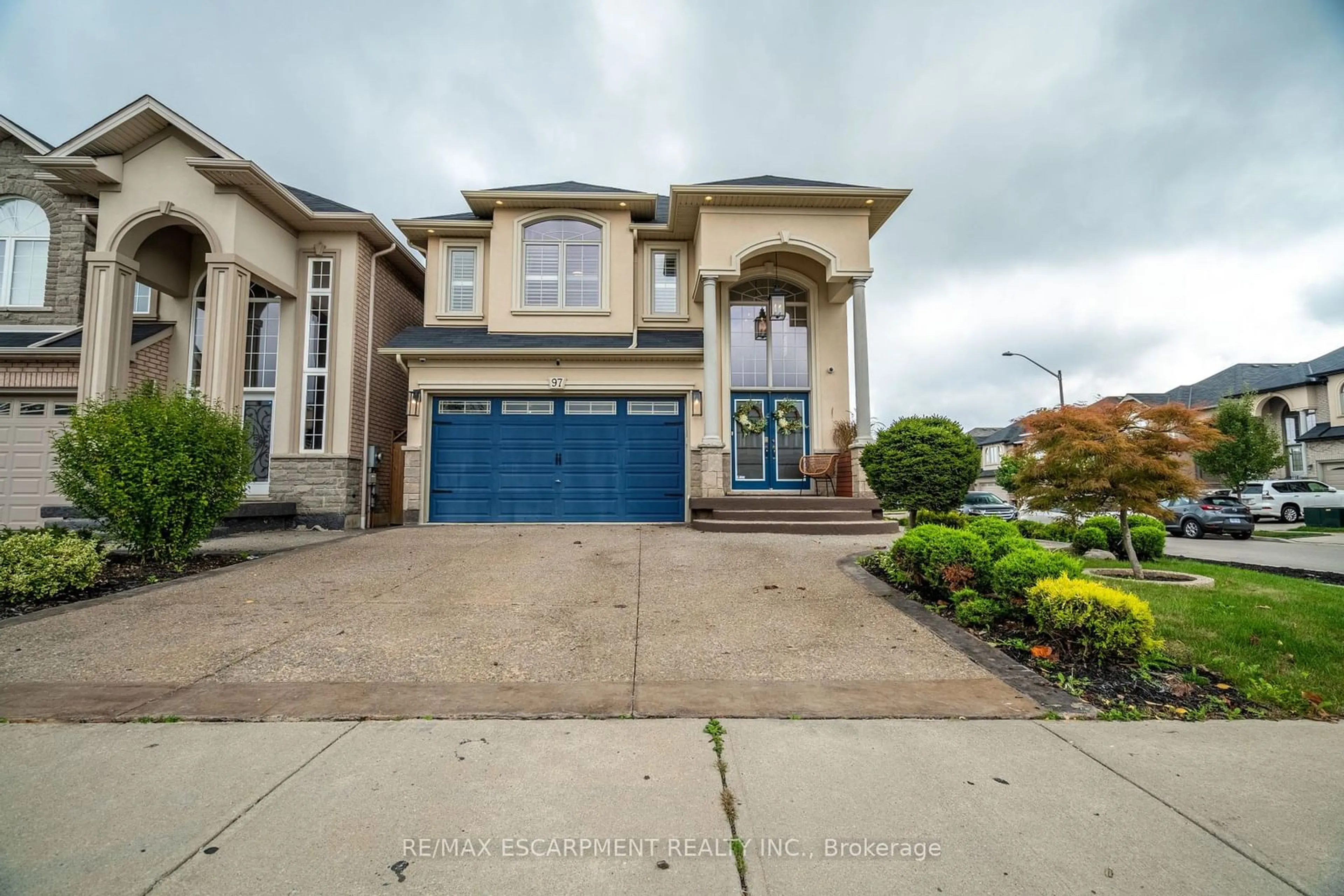 Frontside or backside of a home, the street view for 97 Chartwell Circ, Hamilton Ontario L9A 0L4