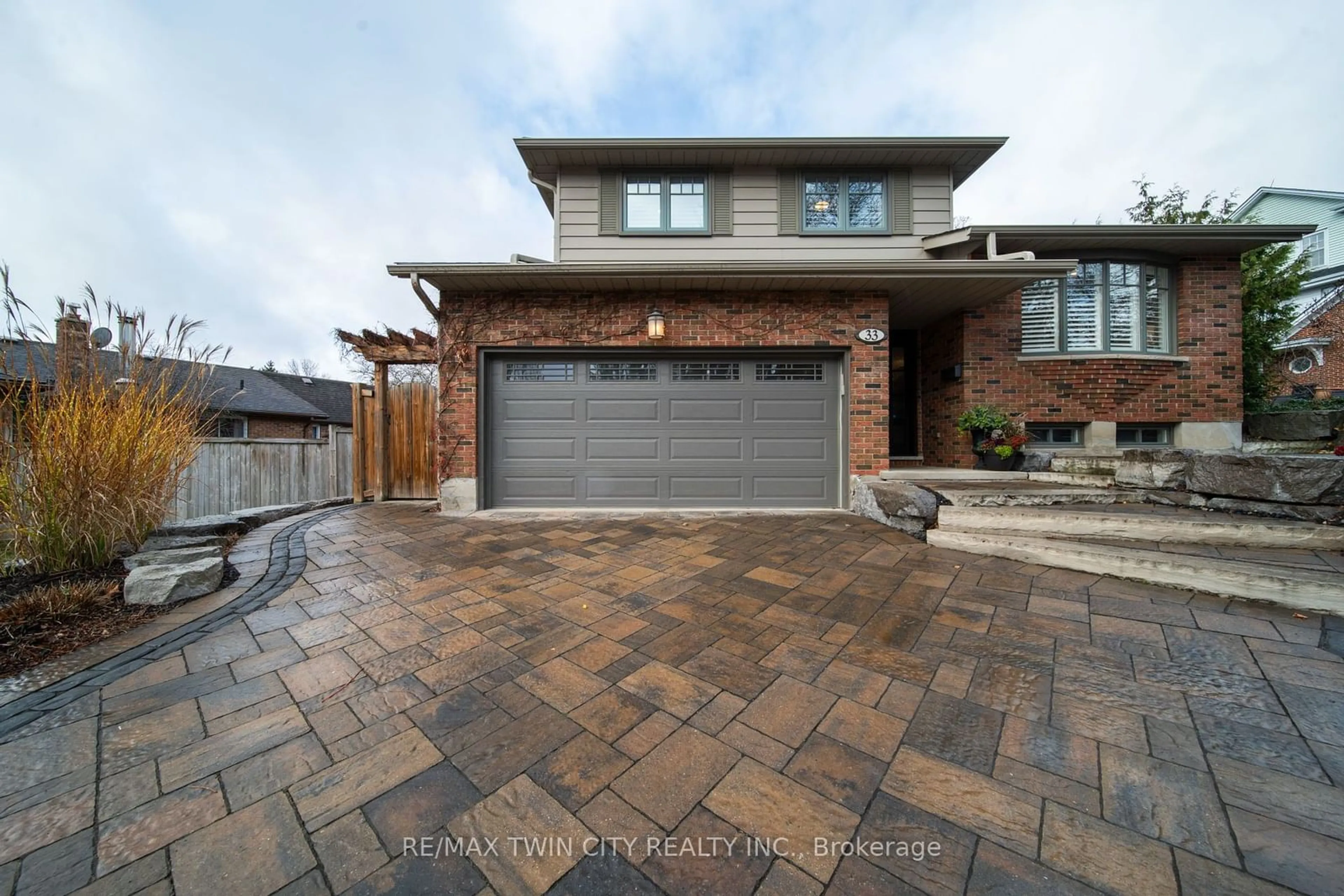 Home with brick exterior material for 33 Woodview Cres, Kitchener Ontario N2A 3E5