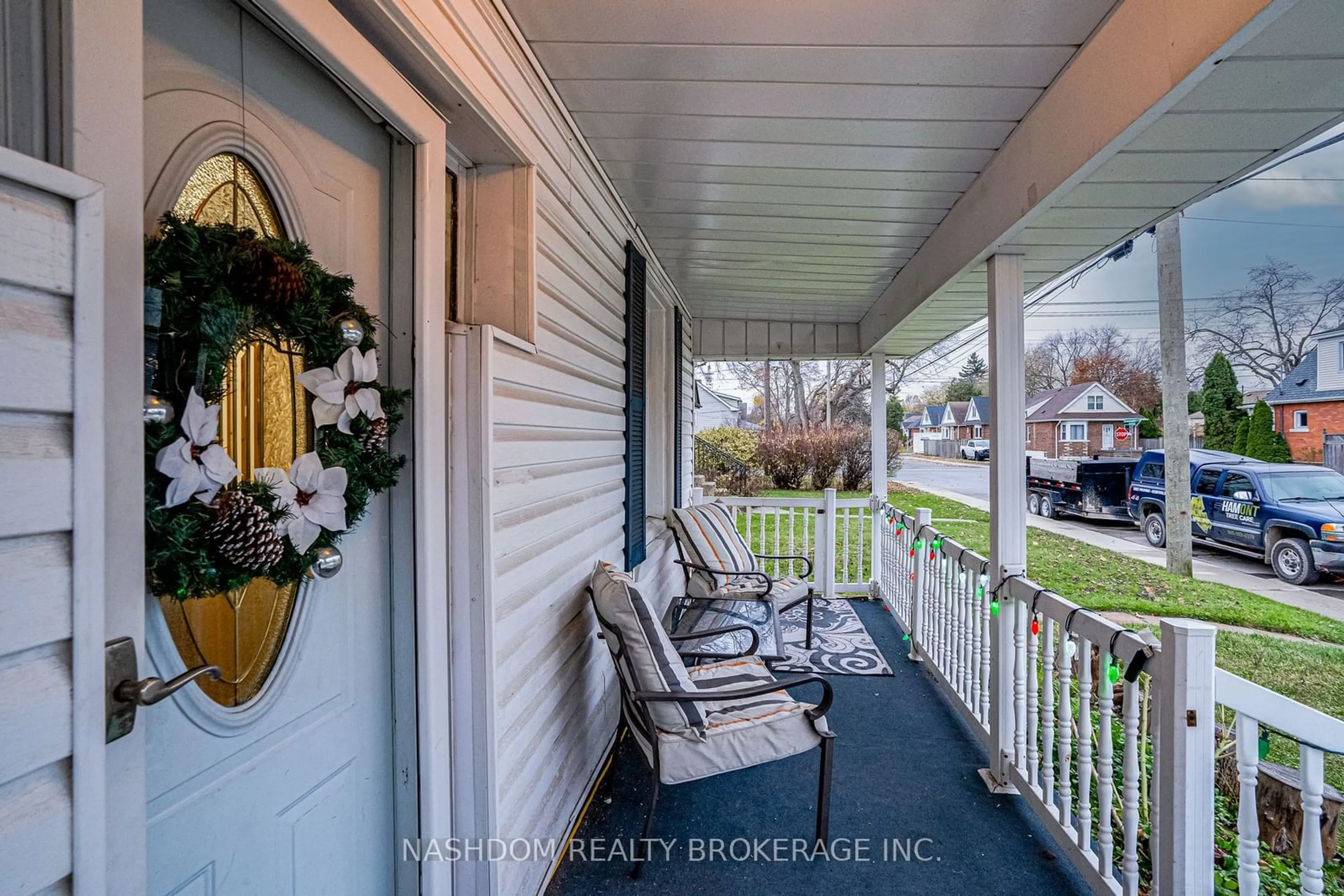 Indoor entryway, wood floors for 157 East 19th St, Hamilton Ontario L9A 4S2