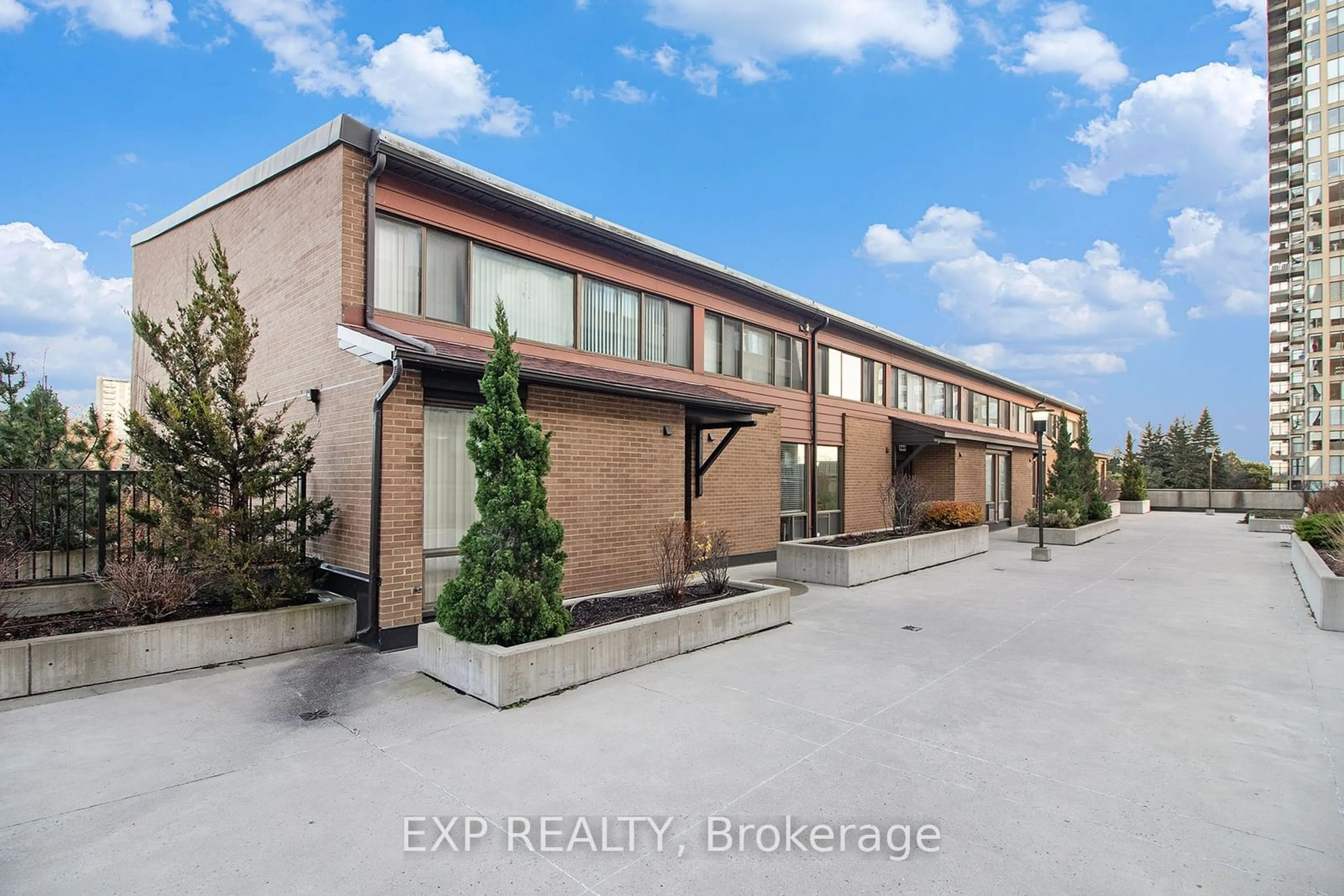 A pic from exterior of the house or condo, the front or back of building for 525 St Laurent Blvd #25, Manor Park - Cardinal Glen and Area Ontario K1K 2Z9