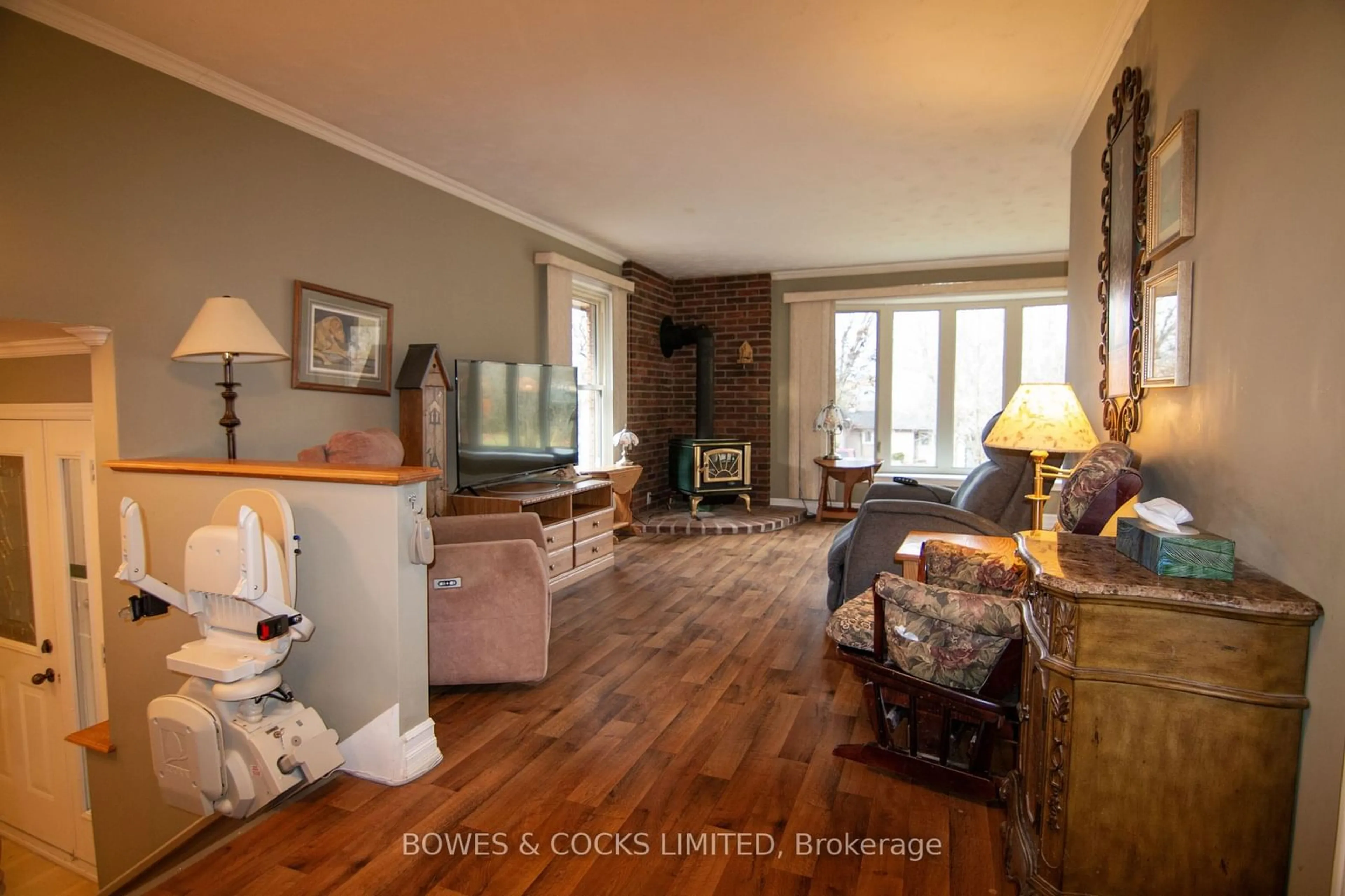 Living room, wood floors for 967 Smith Crt, Smith-Ennismore-Lakefield Ontario K0L 1H0