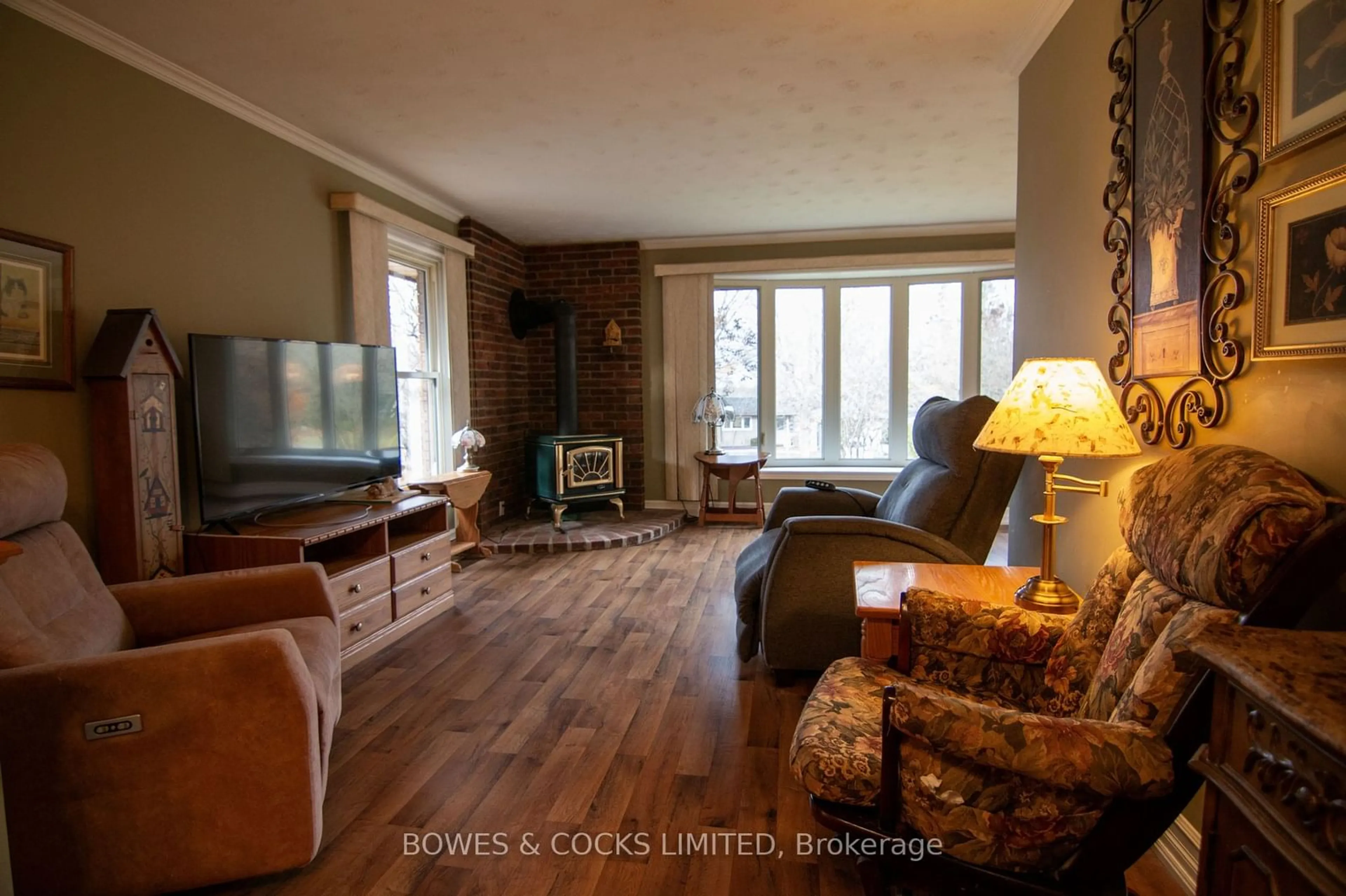 Living room, wood floors for 967 Smith Crt, Smith-Ennismore-Lakefield Ontario K0L 1H0