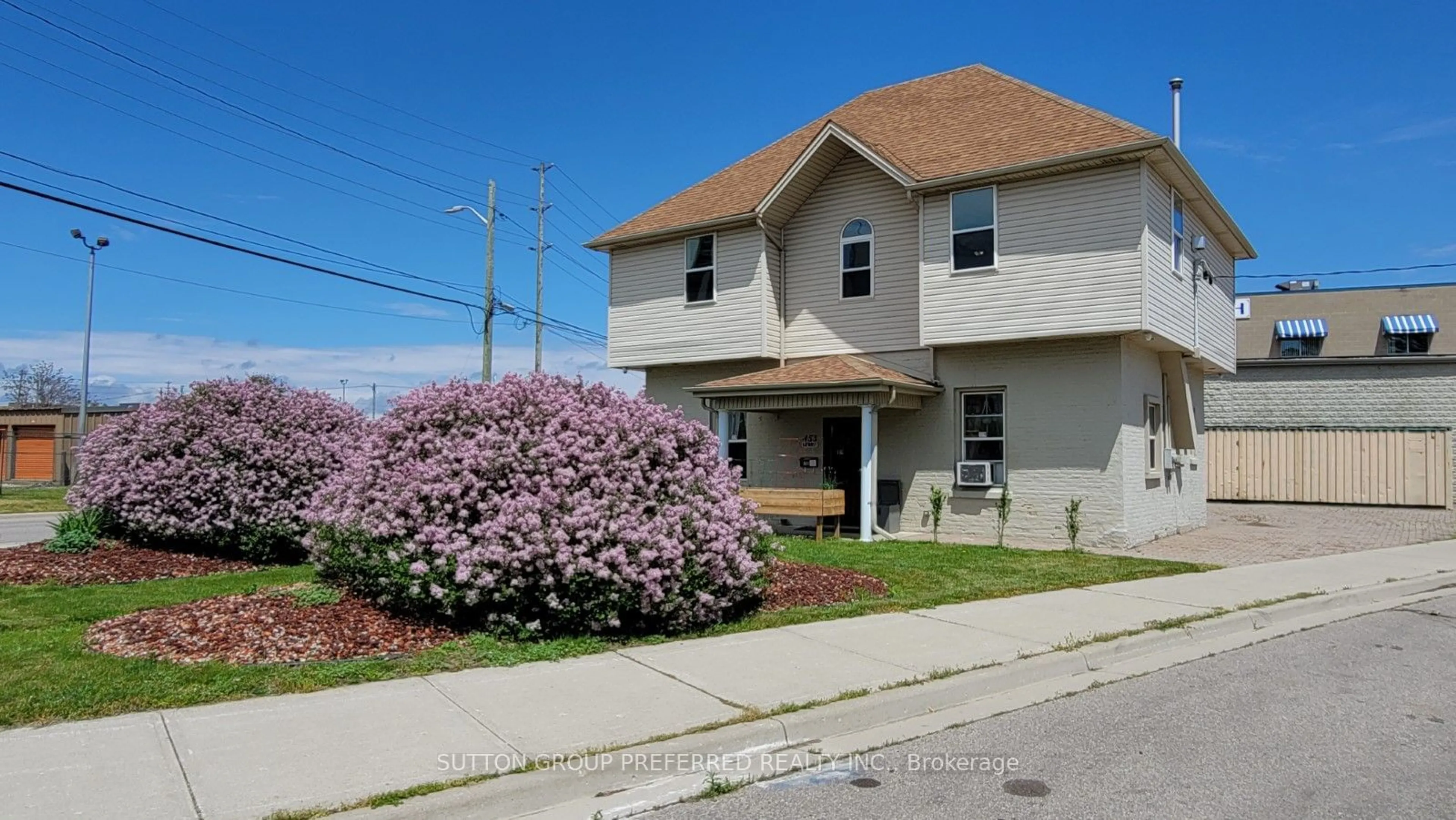 A pic from exterior of the house or condo, the street view for 453 Bathurst St, London Ontario N6B 1P4