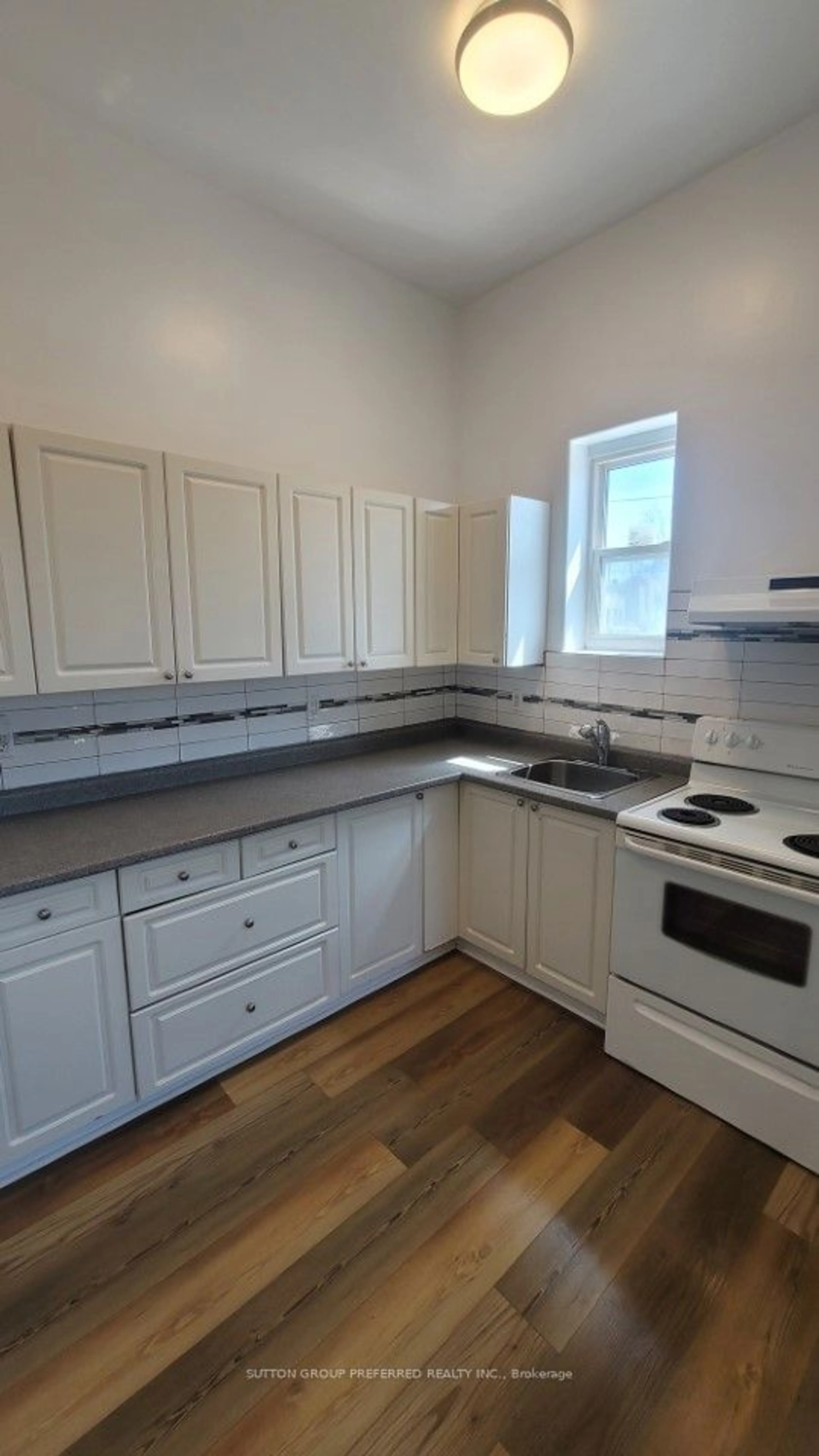 Standard kitchen, wood floors for 453 Bathurst St, London Ontario N6B 1P4