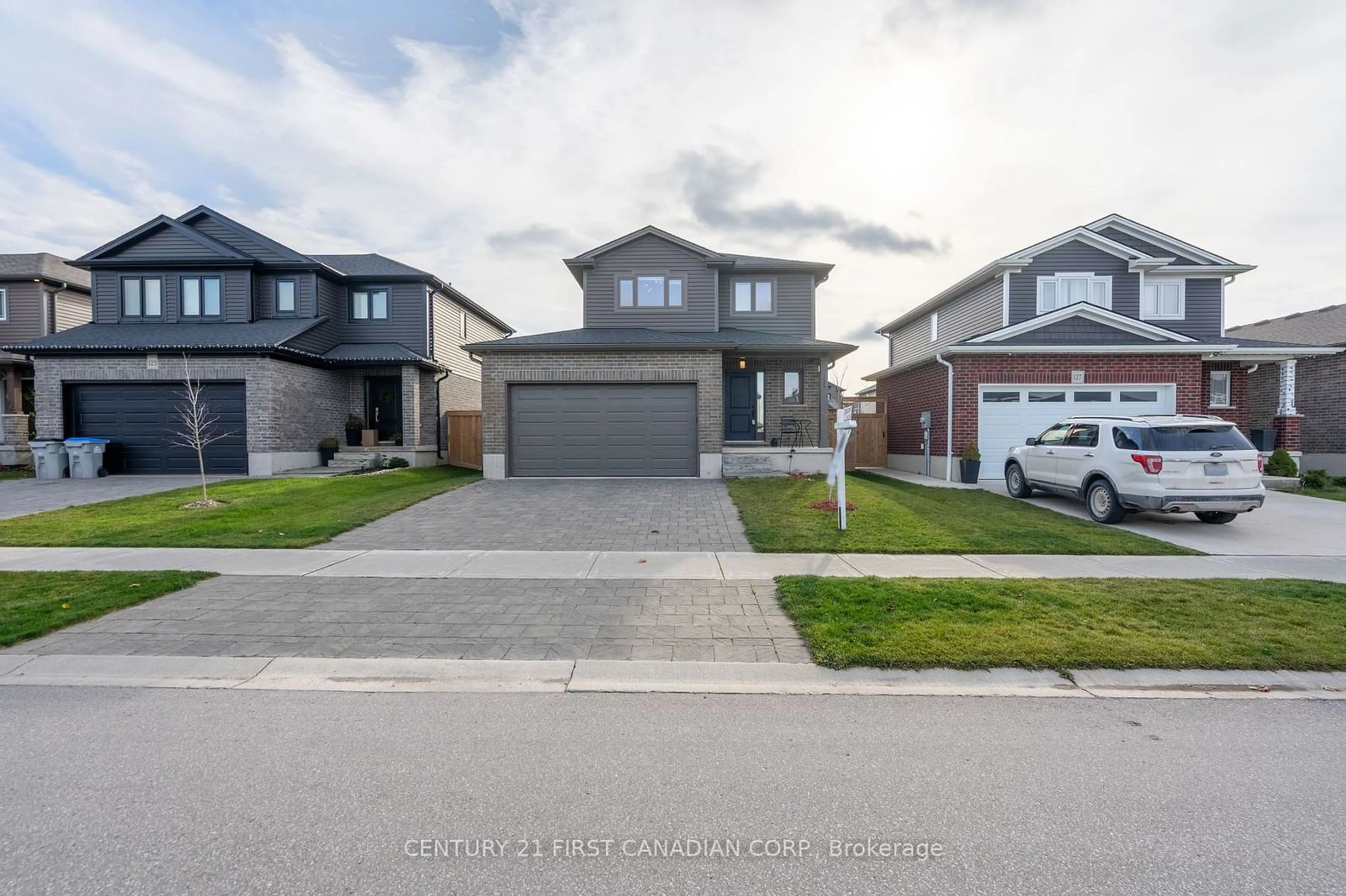 Frontside or backside of a home, the street view for 125 Gilmour Dr, Lucan Biddulph Ontario N0M 2J0