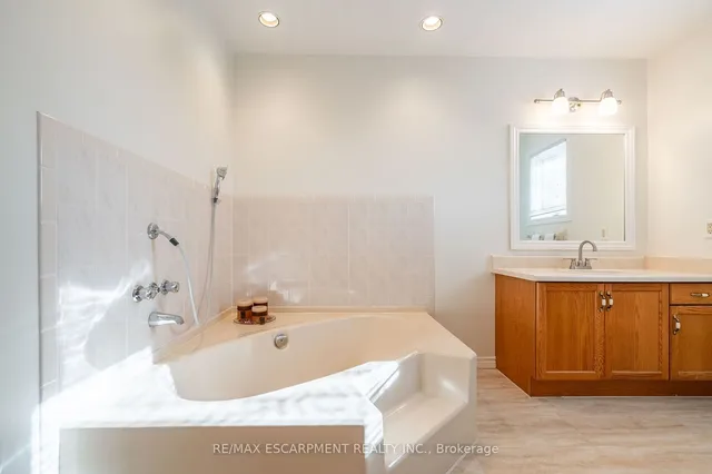 Additional property image - 85 Royalvista Dr