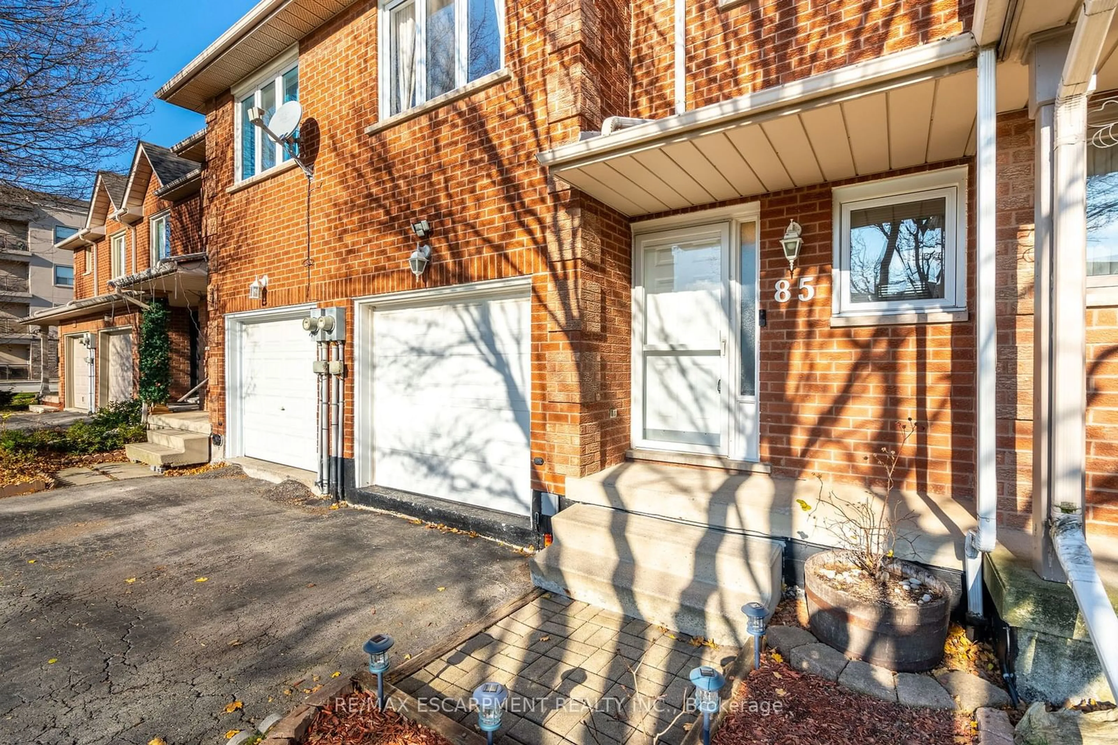 Home with brick exterior material, street for 85 Royalvista Dr, Hamilton Ontario L8W 3H4