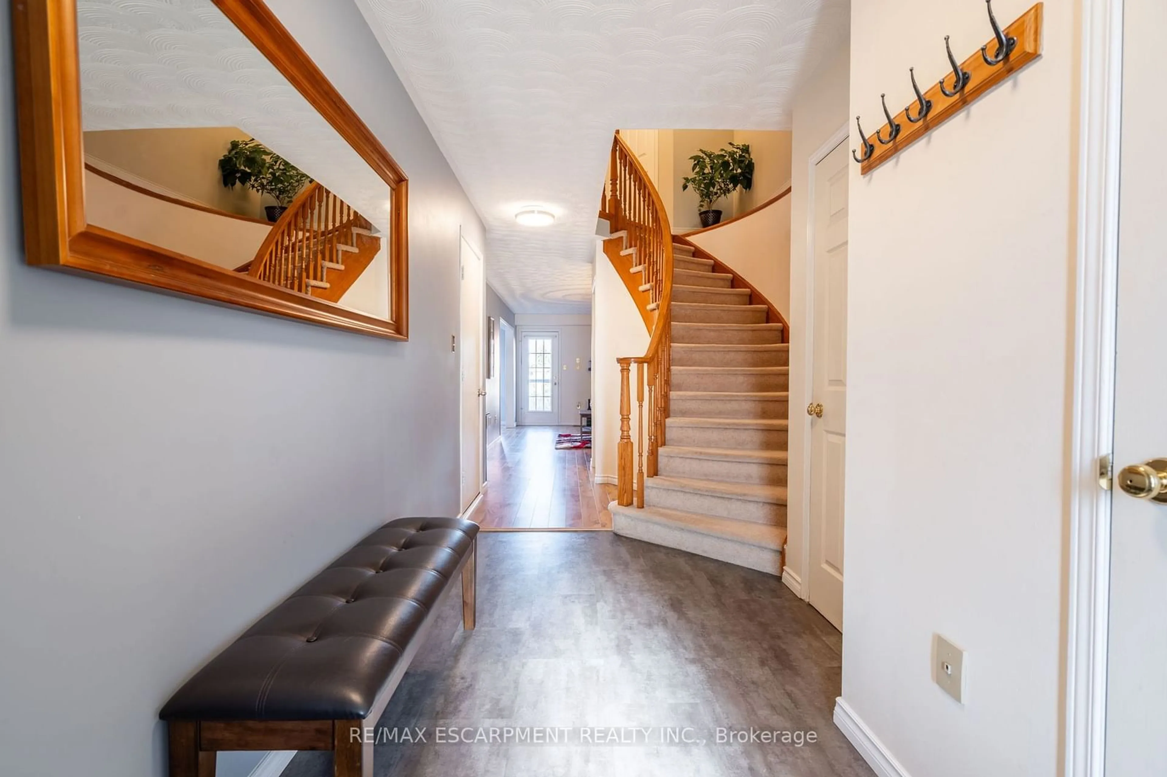 Indoor entryway for 85 Royalvista Dr, Hamilton Ontario L8W 3H4