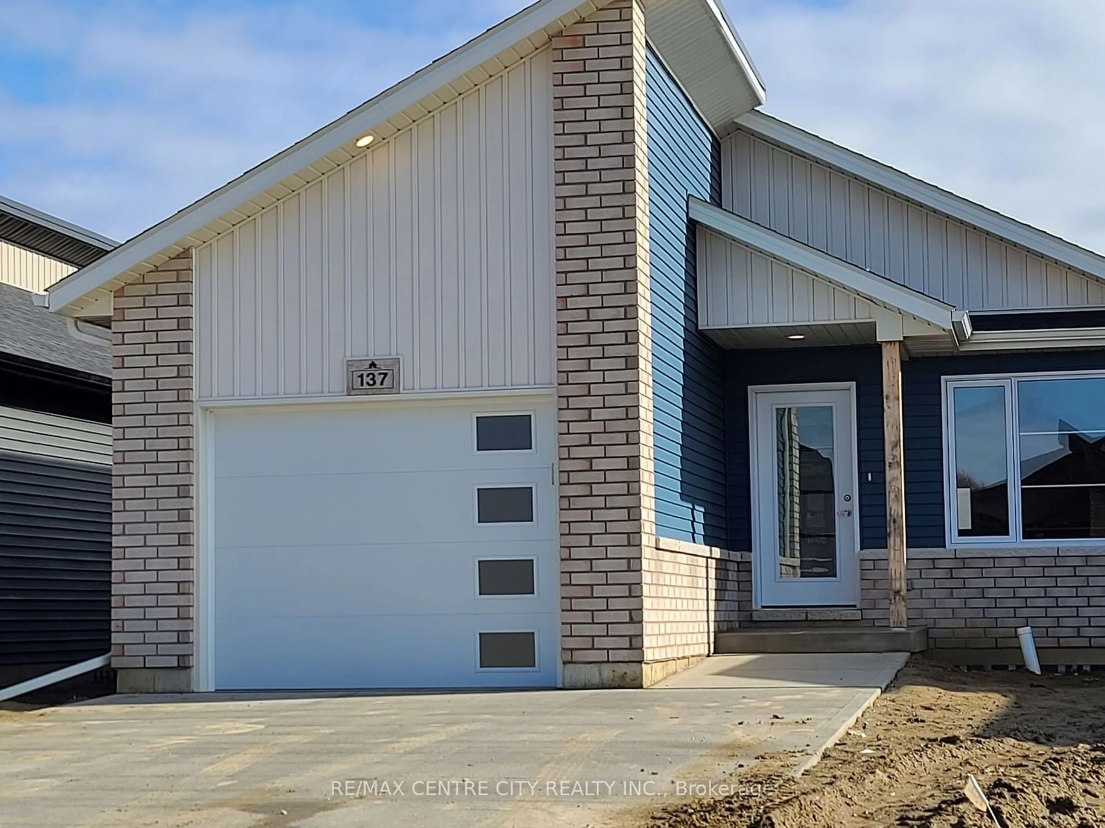 Home with brick exterior material for 137 Arrowhead Lane, Chatham-Kent Ontario N7M 0T2