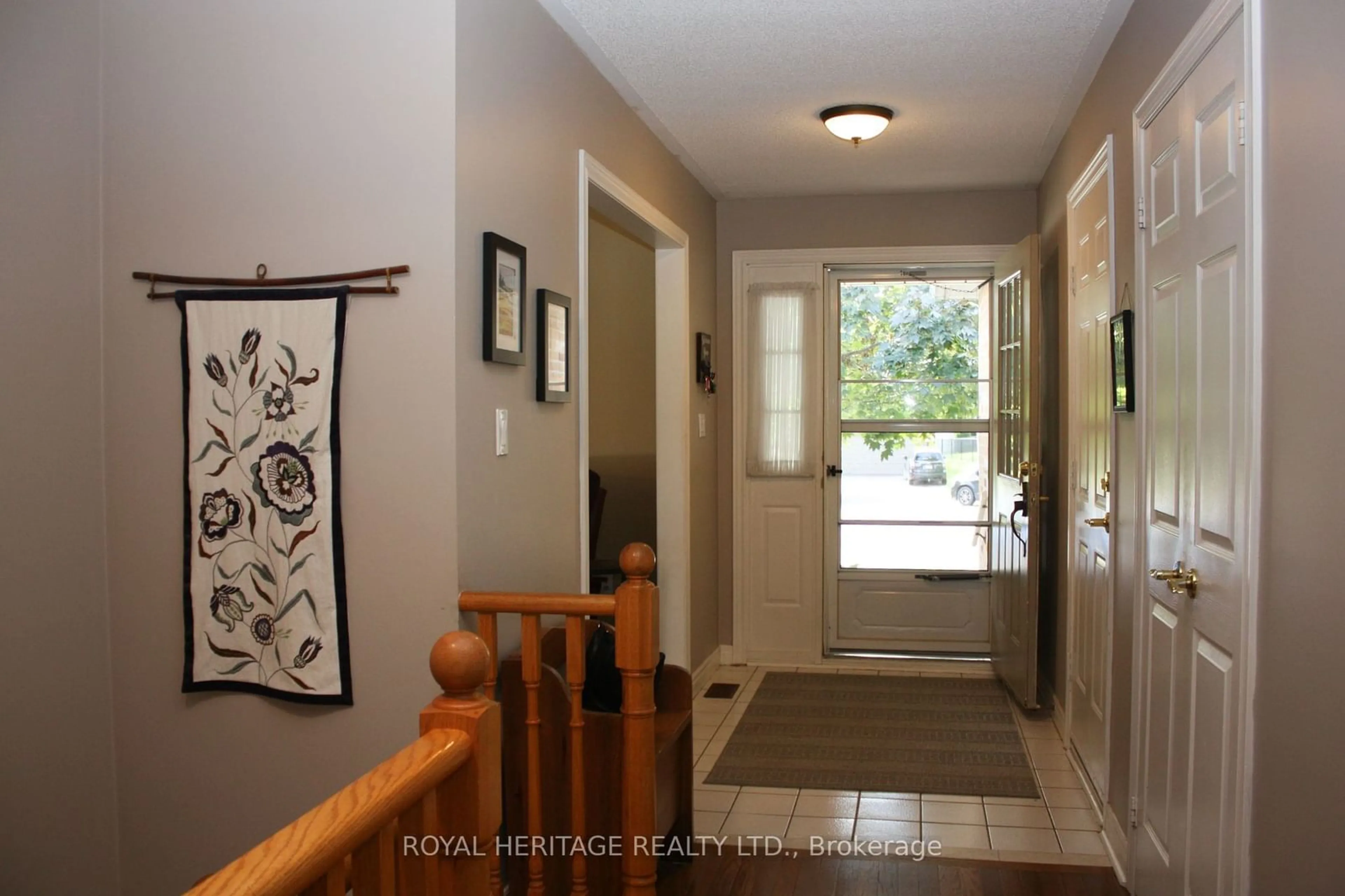 Indoor entryway, wood floors for 1358 Bobolink Crt, Peterborough Ontario K9K 2H9