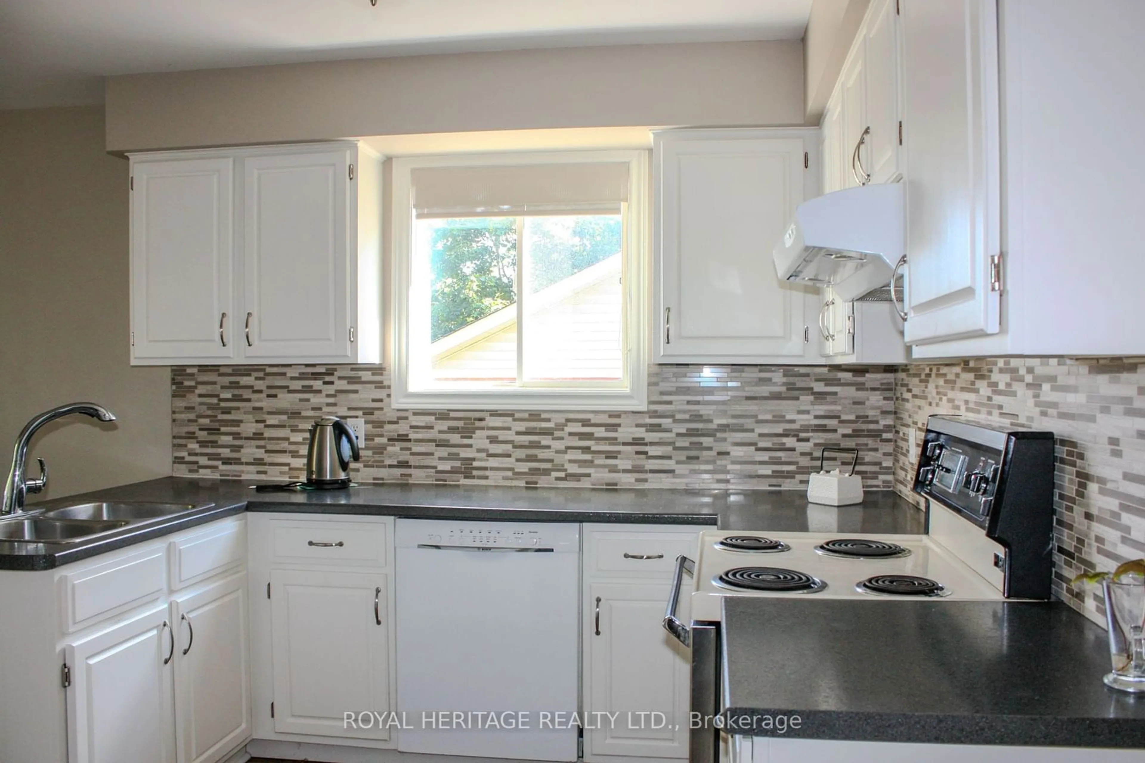 Standard kitchen, wood floors, cottage for 1358 Bobolink Crt, Peterborough Ontario K9K 2H9