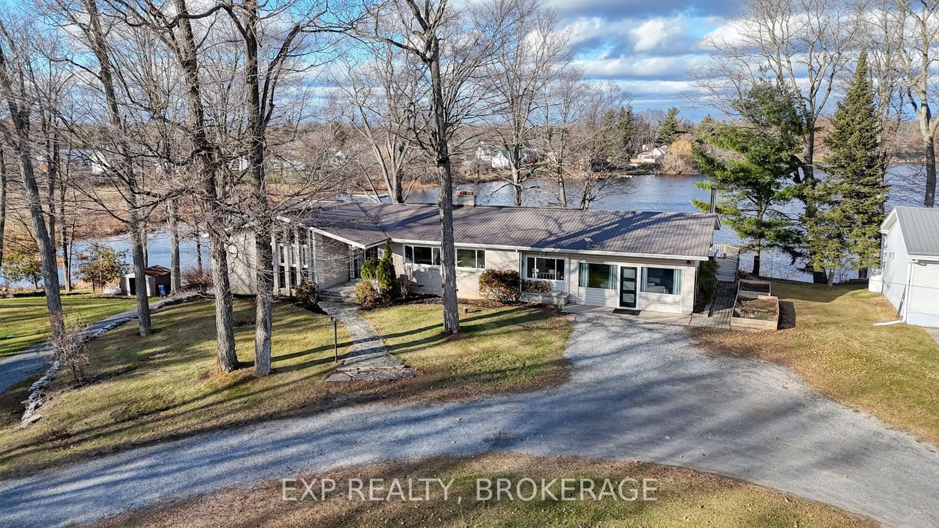 Frontside or backside of a home, cottage for 4277 MAPLE Dr, South Frontenac Ontario K0H 2W0