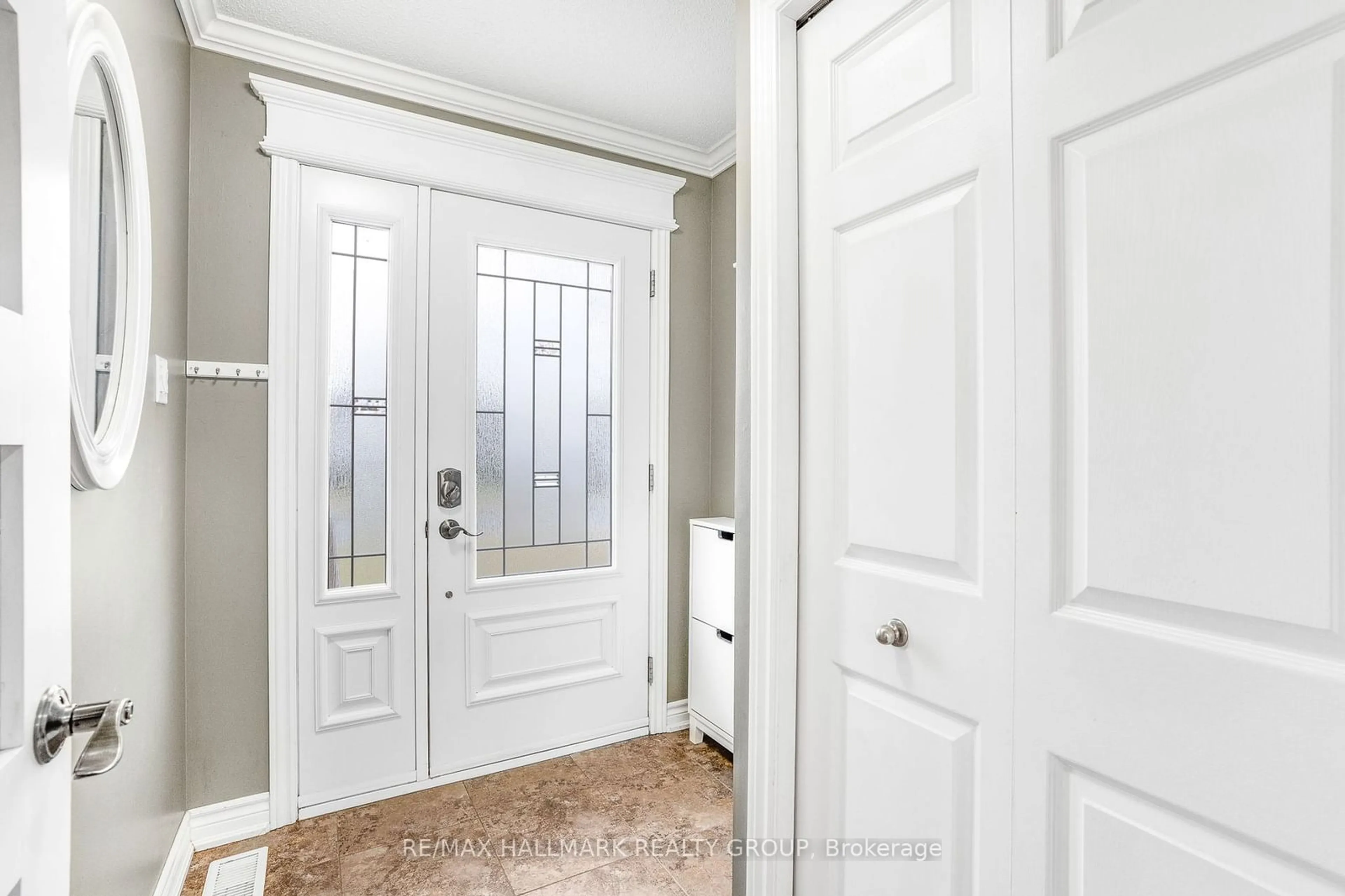 Indoor entryway, wood floors for 830 Cote St, Clarence-Rockland Ontario K4K 1J9