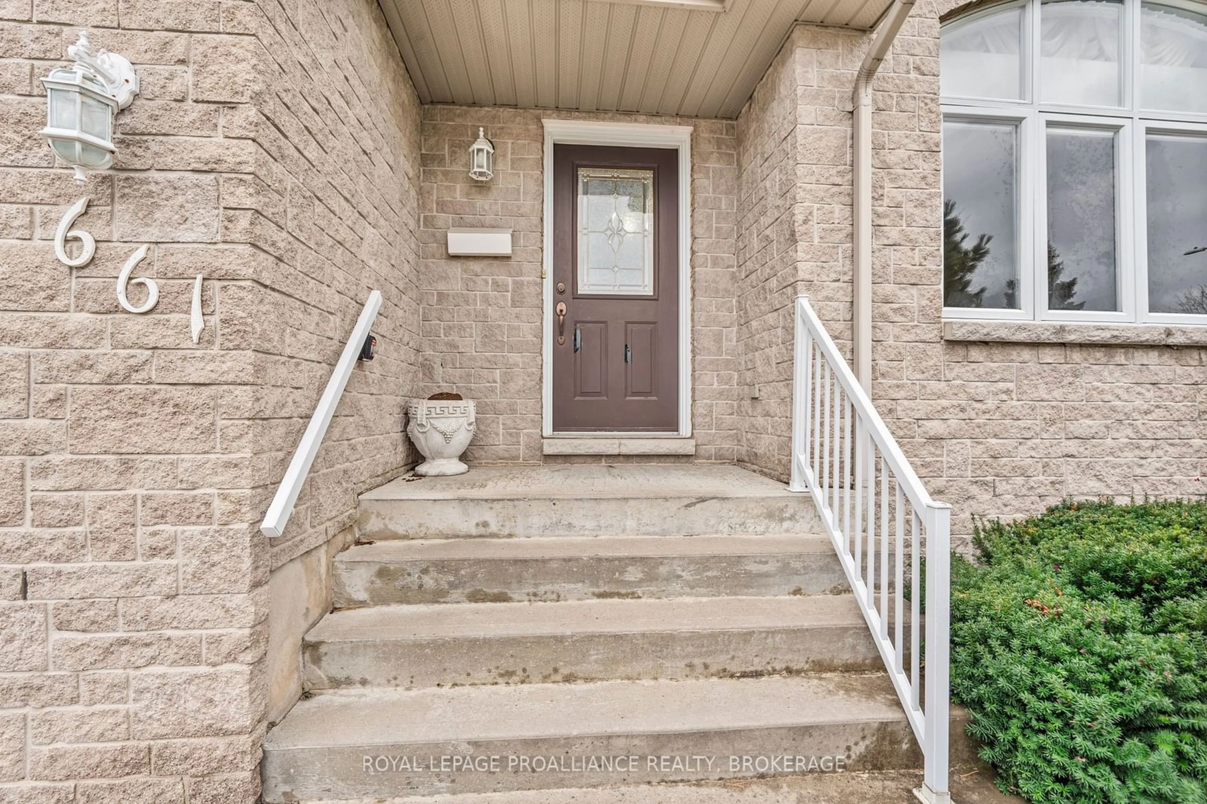 Indoor entryway, wood floors for 661 Roosevelt Dr, Kingston Ontario K7M 8T8