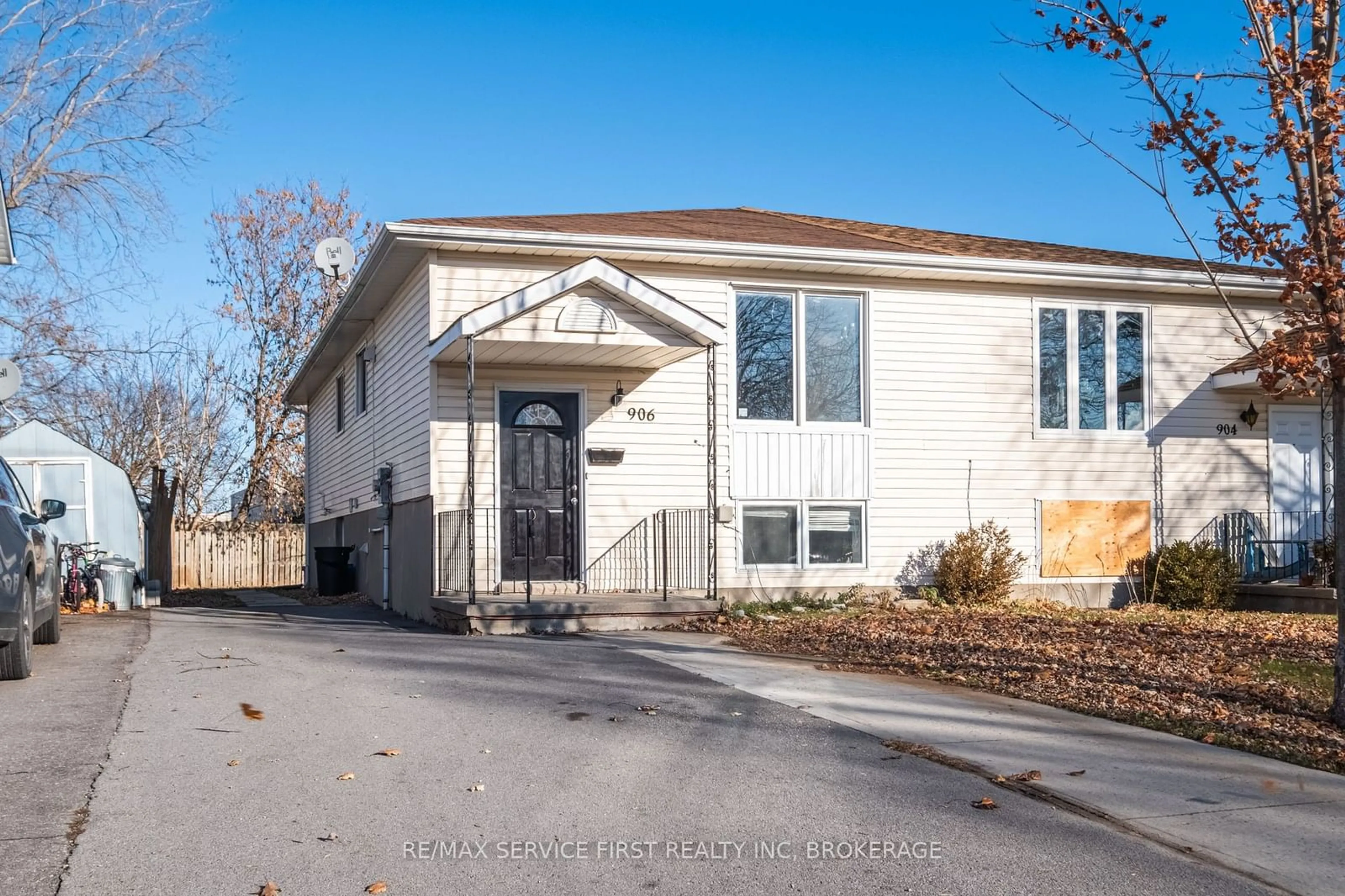 Frontside or backside of a home, the front or back of building for 906 Uxbridge Cres, Kingston Ontario K7M 8K9